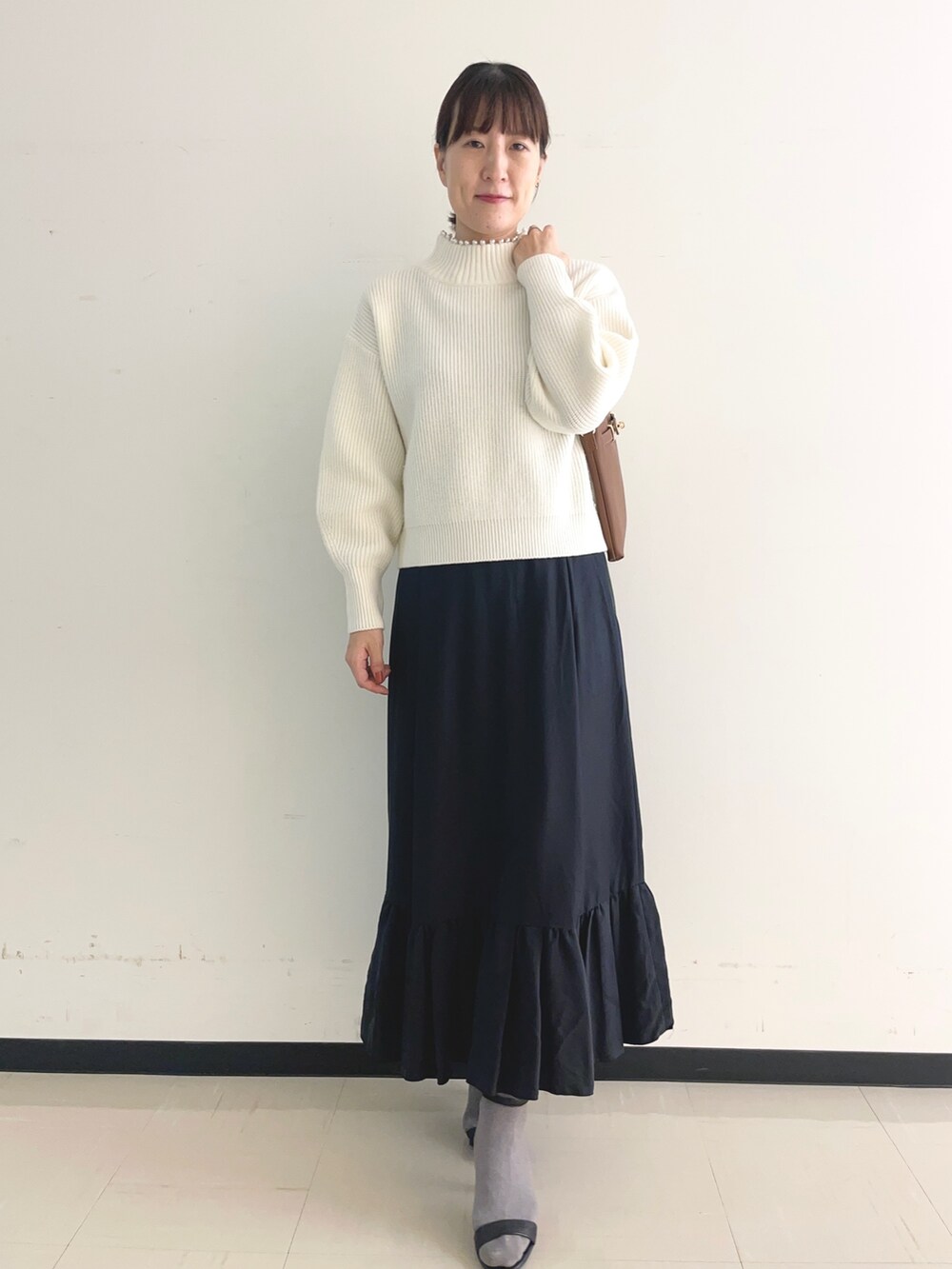 「ニット、スカート、ロングスカート、マキシスカート、ティアードスカート、モノトーン、モノトーンコーデ、ハイネックニット、シンプルコーデ、オトナカジュアル、お出かけコーデ、デート、きれいめカジュアル、ショルダーバッグ、高身長コーデ」｜「NOLLEY’Sのヒネリ2wayチェーンショルダーバッグ（ショルダーバッグ、イエロー系）」を使った、yamaguchiさん（レディース・163cm）の秋コーディネートの5枚目の写真