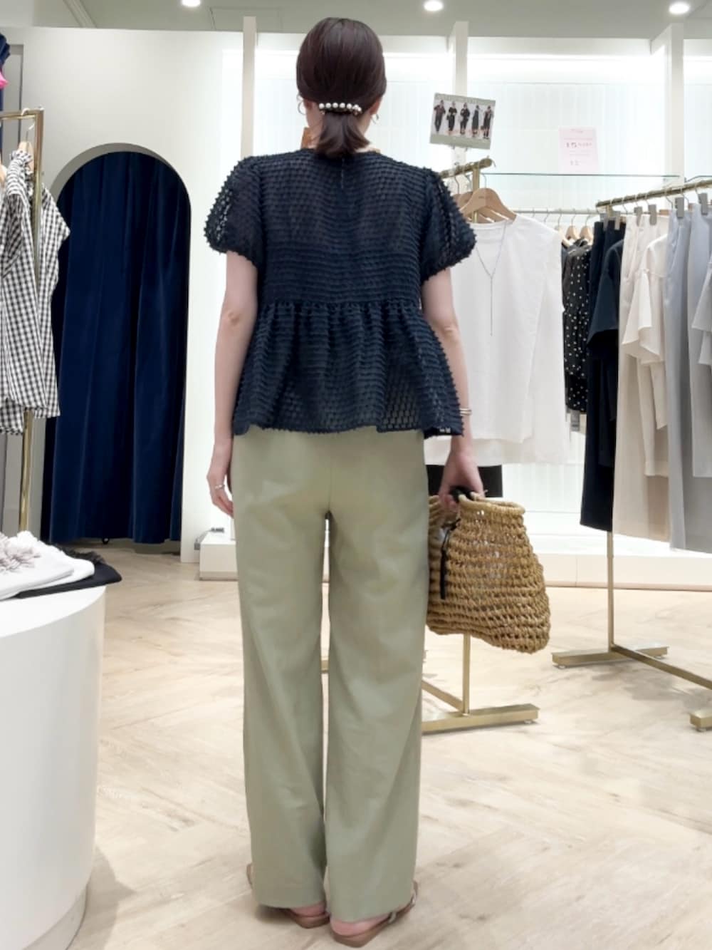「ブラウス、ブラウスコーデ、ペプラム、ぺプラムトップス、ドット、パンツスタイル、パンツコーデ、パンツ、夏コーデ、きれいめカジュアル、シアートップス、お出かけコーデ、休日スタイル、夏服コーデ、シンプルスタイル」｜「grace grace の【grace grace/グラスグラス】ニュアンスG型イヤリング（イヤリング、ゴールド系）」を使った、yamaguchiさん（骨格ナチュラル・レディース・163cm）の夏コーディネートの4枚目の写真