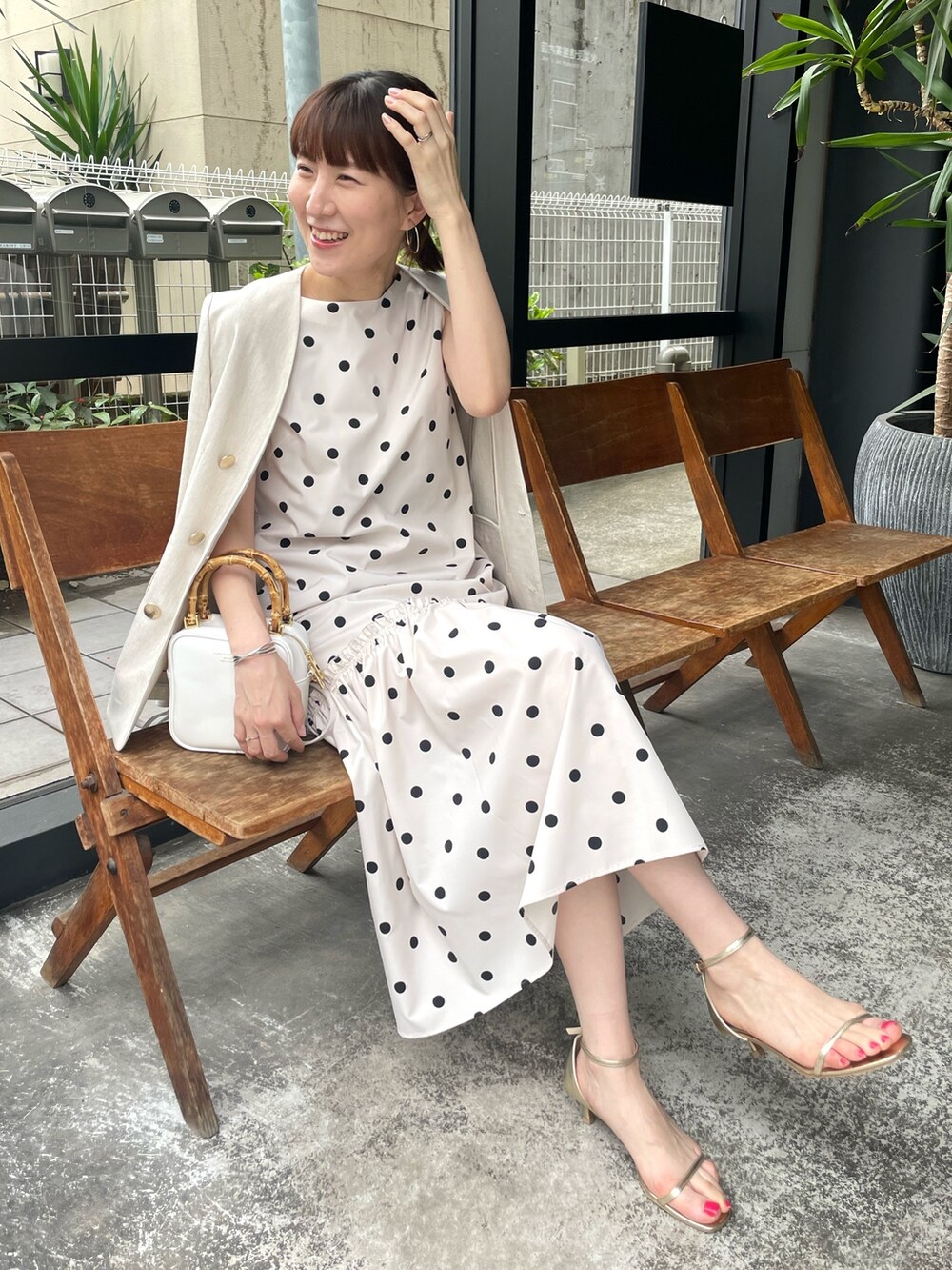 「春服みてみて、オトナカワイイ、ドット、ドット柄、ワンピース、ワンピーススタイル、ドットワンピ、ペプラムワンピース、フリル、モノトーン、モノトーンコーデ、ベージュ、ノースリーブワンピース、ノースリーブ」｜「NOLLEY’Sの◇【WEB限定カラーあり】ストラップサンダル（サンダル、ゴールド系）」を使った、yamaguchiさん（レディース・163cm）の春コーディネートの4枚目の写真