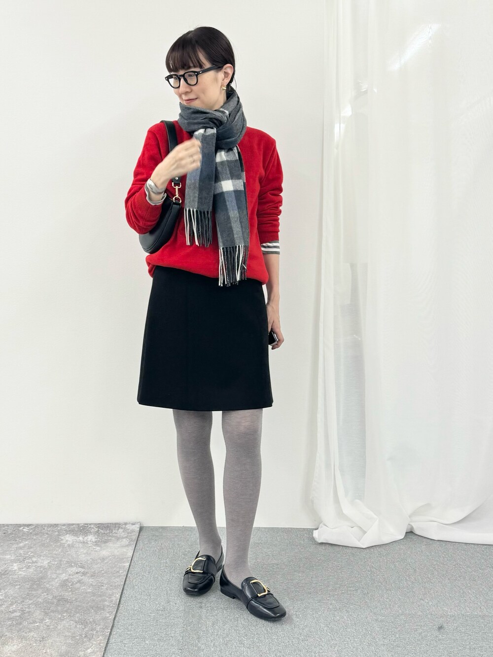 「赤ニット、クリスマスコーデ、チェック、チェックマフラー、ミニスカート、ショート丈、カラーコーデ、おでかけコーデ、クリスマスに着たい服、大人ガーリー、休日スタイル」｜「NOLLEY’Sの淡水バロックパール＆カラーストーンネックレス（ネックレス、レッド系）」を使った、yamaguchiさん（レディース・163cm）の冬コーディネートの4枚目の写真