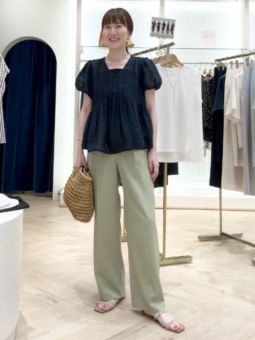「ブラウス、ブラウスコーデ、ペプラム、ぺプラムトップス、ドット、パンツスタイル、パンツコーデ、パンツ、夏コーデ、きれいめカジュアル、シアートップス、お出かけコーデ、休日スタイル、夏服コーデ、シンプルスタイル」｜「grace grace の【grace grace/グラスグラス】ニュアンスG型イヤリング（イヤリング、ゴールド系）」を使った、yamaguchiさん（骨格ナチュラル・レディース・163cm）の夏コーディネートの5枚目の写真