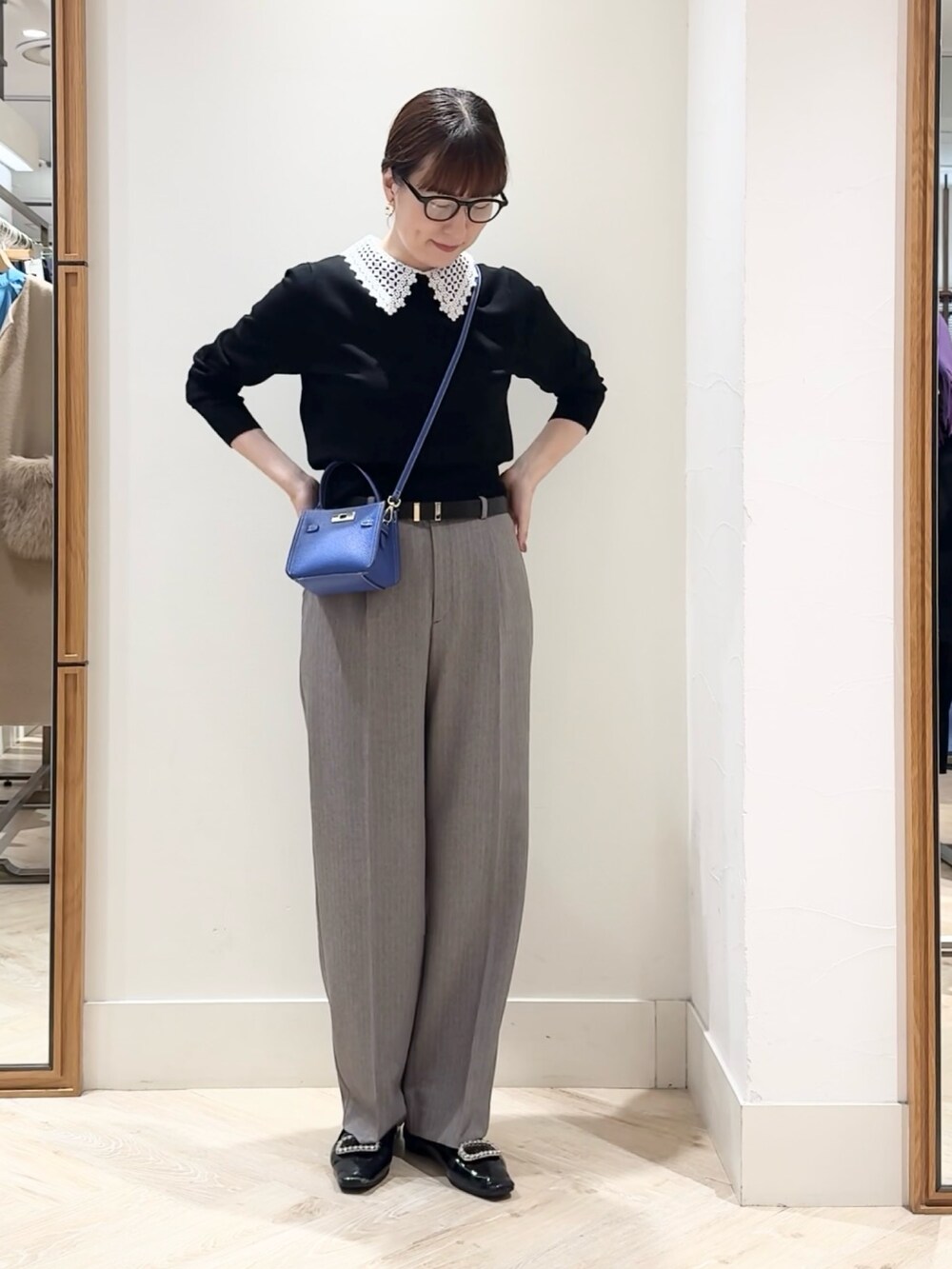 ブラウン系のその他パンツ、ブルー系のショルダーバッグ、ブラック系のニット/セーターを着用したレディースの秋コーディネートの4枚目の写真