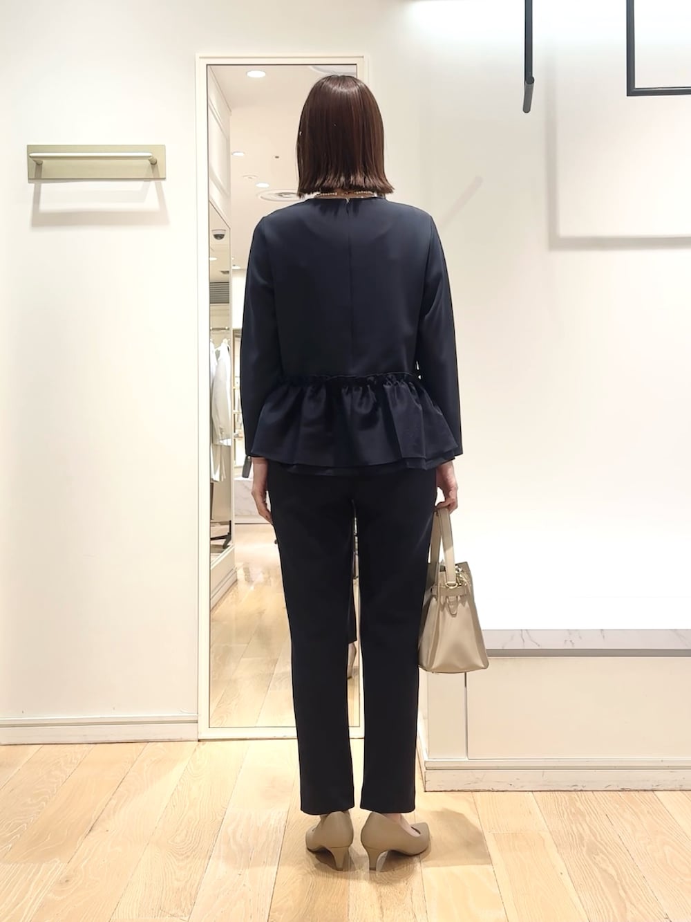 ベージュ系のトートバッグ、ブルー系のその他パンツ、ブルー系のTシャツ/カットソーを着用したレディースの春コーディネートの4枚目の写真