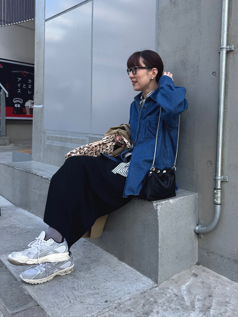 「メガネ女子、デニムコーデ、ニットスカート、スカートスタイル、スカート、スニーカーコーデ、スニーカー、シャツスタイル、レイヤード、レイヤードスタイル、ストライプシャツ、ストライプ、レオパード、ひょう柄」|「Rie Millerの【RM denim】刺繍入りビッグデニムシャツ(シャツ/ブラウス、ブルー系)」を使った、yamaguchiさん(レディース・163cm)の冬コーディネートの7枚目の写真