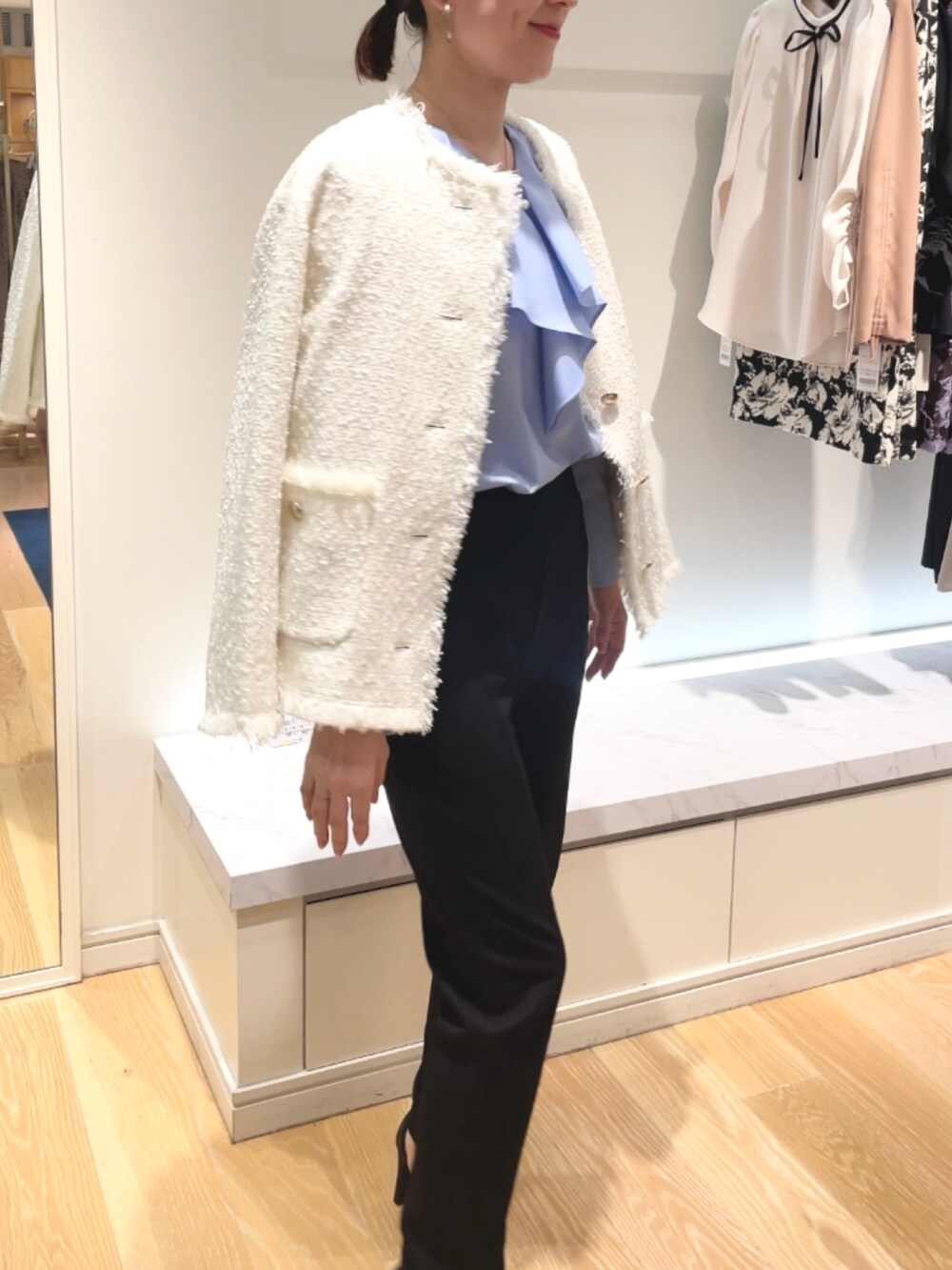 ブラック系のその他パンツ、ホワイト系のノーカラージャケット、ブルー系のシャツ/ブラウスを着用したレディースの秋コーディネートの5枚目の写真