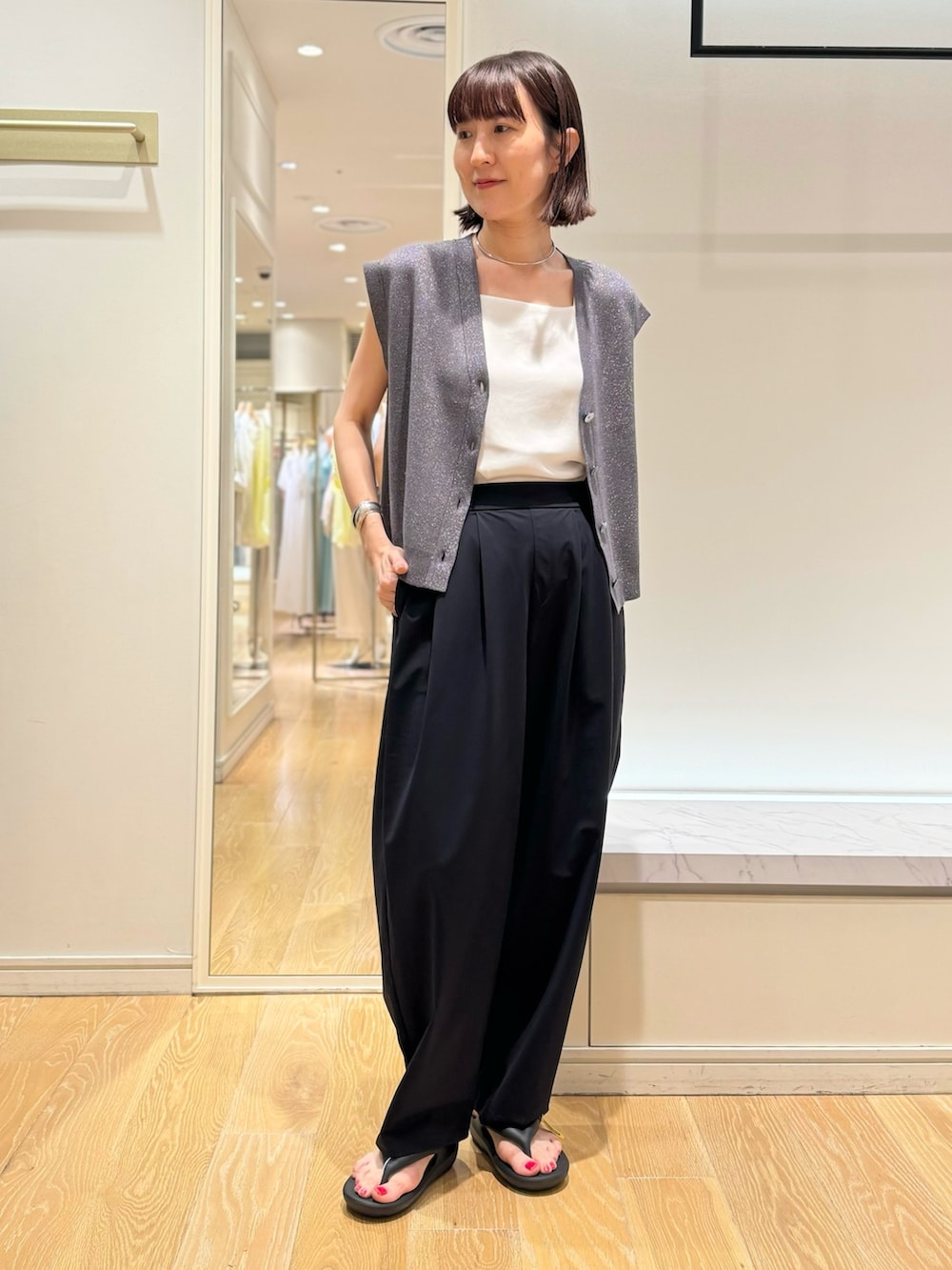 ブラック系のその他パンツ、ブラック系のサンダル、グレー系のベストを着用したレディースの夏コーディネートの10枚目の写真