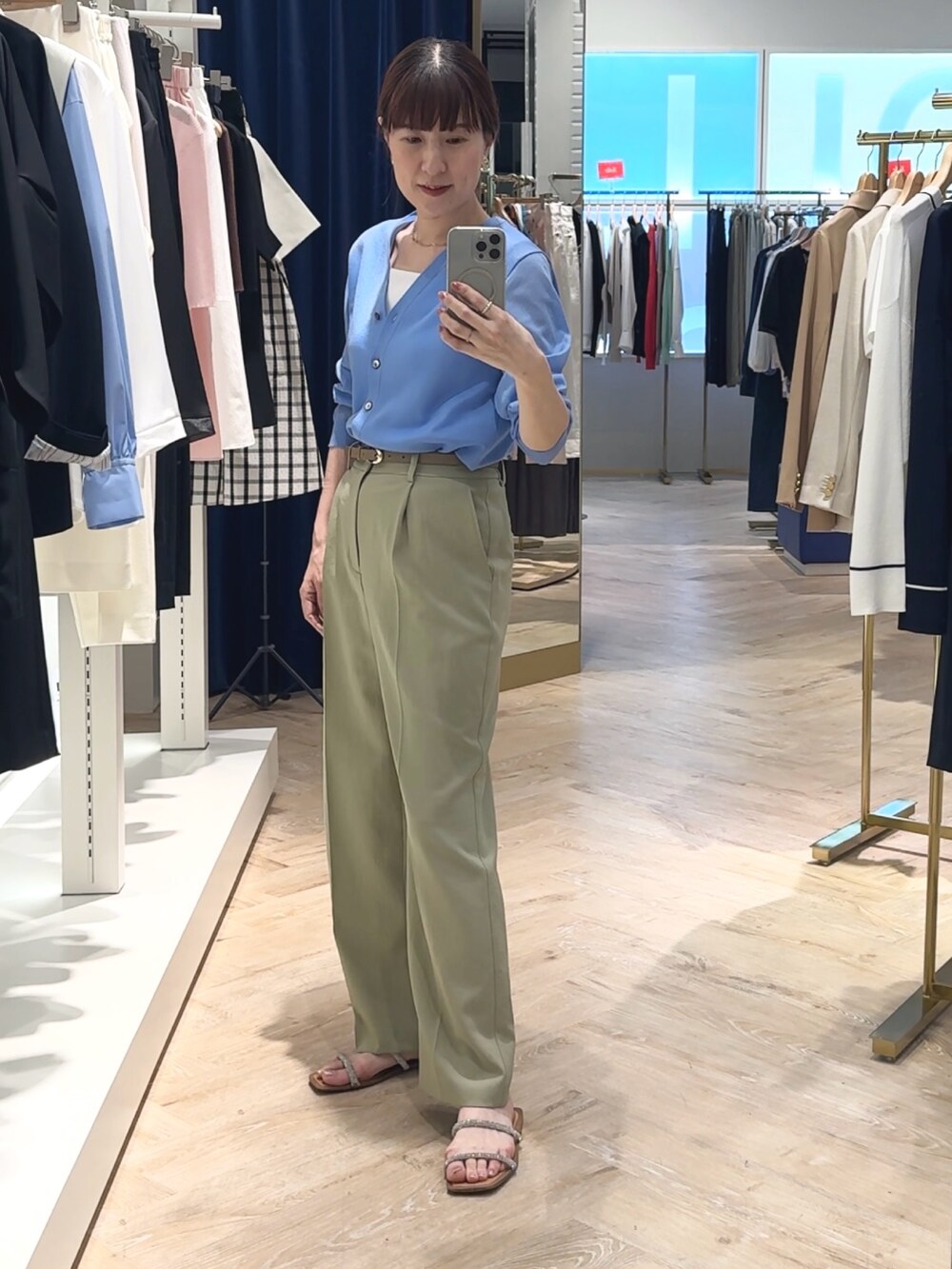 「カーディガン、カーディガンコーデ、シアー、シアートップス、シアーニット、ワイドパンツ、パンツスタイル、パンツ、パンツコーデ、夏服、夏服コーデ、お仕事コーデ、ブルーコーデ、ブルべ夏」|「NOLLEY’Sの【PR林☆別注カラーあり】ウォッシャブルツイルストレッチ愛されワイドパンツ(その他パンツ、グリーン系)」を使った、yamaguchiさん(レディース・163cm)の春コーディネートの2枚目の写真