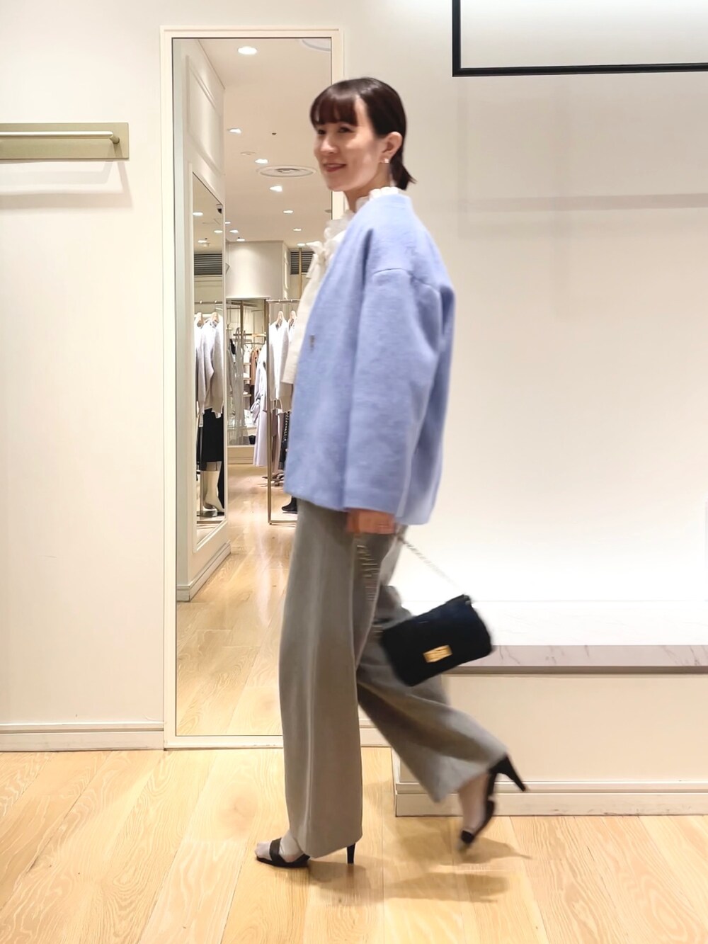 グレー系のその他パンツ、ブルー系のその他アウター、ホワイト系のシャツ/ブラウスを着用したレディースの秋コーディネートの3枚目の写真