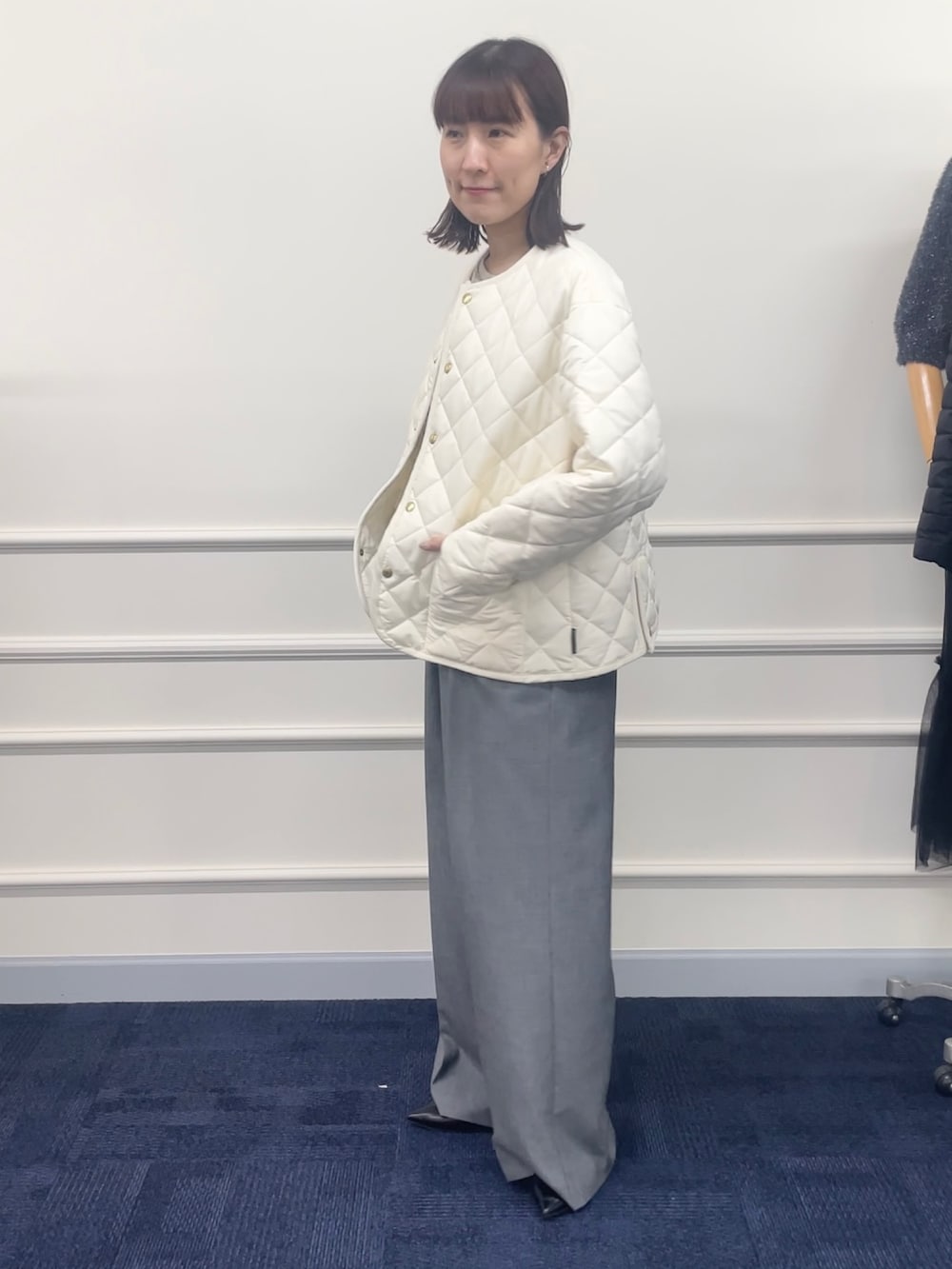 「アウター、ジャケット、キルティング、キルティングジャケット、トラディショナルウェザーウエア、Traditional Weatherwear、ラベンハム、ワイドパンツ、休日スタイル、ショートコート、淡色コーデ、あったかコーデ」｜「NOLLEY’Sの◇【WEB限定】ウォッシャブルハイスペックギャバジン2タックワイドパンツ（その他パンツ、グレー系）」を使った、yamaguchiさん（レディース・163cm）の秋コーディネートの3枚目の写真