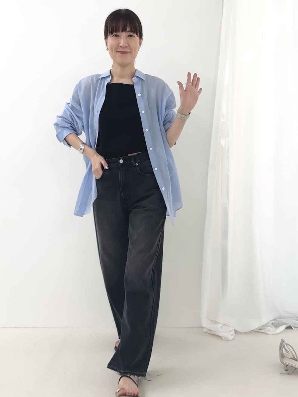 ブラック系のタンクトップ、ブルー系のシャツ/ブラウス、グレー系のデニムパンツを着用したレディースの夏コーディネートの2枚目の写真