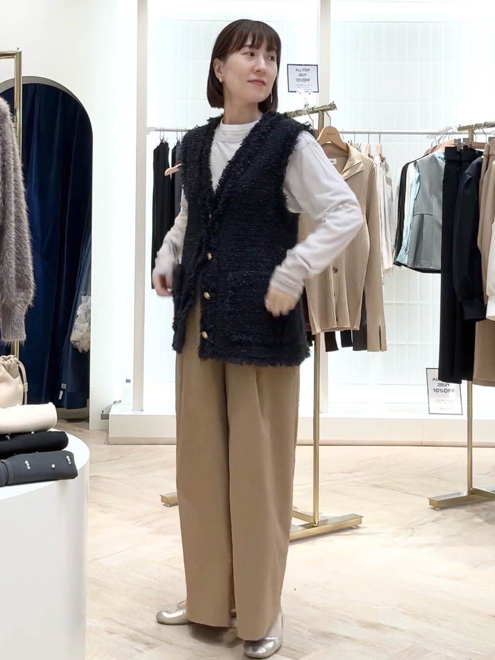 イエロー系のその他パンツ、ブルー系のベスト、ベージュ系のTシャツ/カットソーを着用したレディースの秋コーディネートの5枚目の写真