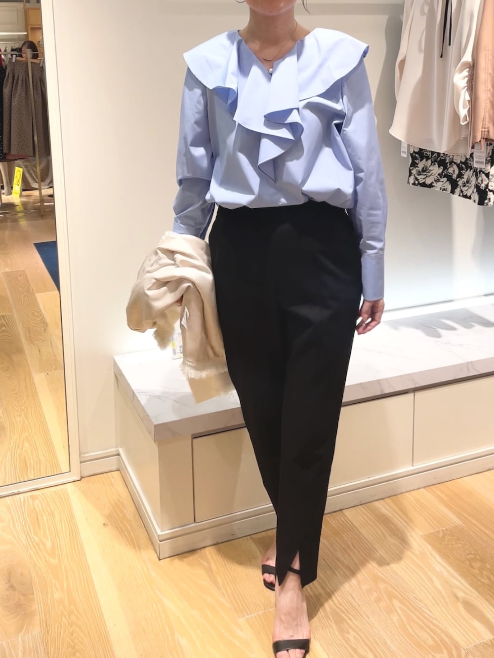 ブラック系のその他パンツ、ホワイト系のノーカラージャケット、ブルー系のシャツ/ブラウスを着用したレディースの秋コーディネートの3枚目の写真