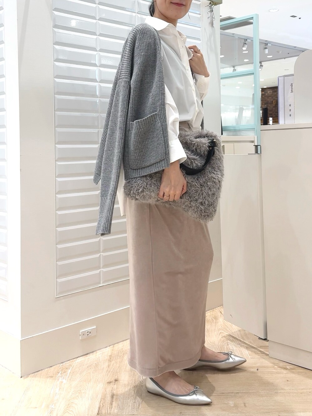 「シャツスタイル、シャツ、白シャツ、カーディガン、グレーコーデ、カーディガン肩かけ、スカート、ベロアスカート、ファー小物、ファーバッグ、秋コーデ、淡色コーデ、お出かけコーデ、大人かわいい、秋冬コーデ」|「NOLLEY’Sのウォッシャブルベロアセミタイトスカート(スカート、ベージュ系)」を使った、yamaguchiさん(レディース・163cm)の秋コーディネートの2枚目の写真