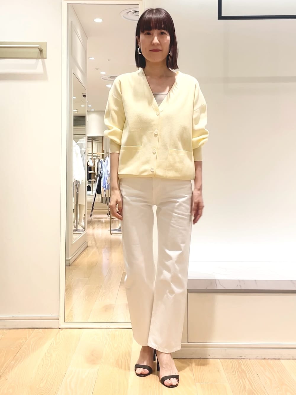 ベージュ系のニット/セーター、イエロー系のニット/セーターを着用したレディースの春コーディネートの4枚目の写真