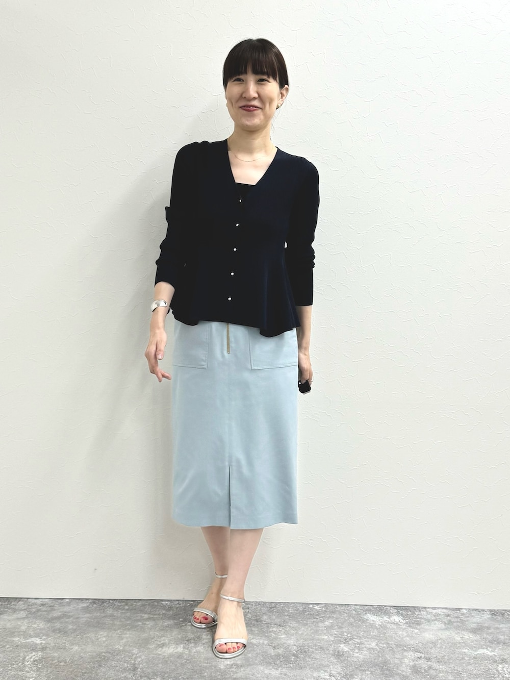 ブルー系のカーディガン/ボレロ、ブルー系のスカート、シルバー系のサンダルを着用したレディースの夏コーディネートの3枚目の写真