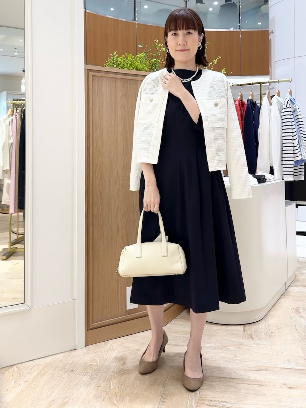 「ジャケット、ワンピース、ワンピーススタイル、お呼ばれスタイル、お呼ばれ、セレモニー、セレモニーコーデ、入学式コーデ、入学式、パールネックレス、パールアクセ、ボストンバッグ、バッグ、フレアワンピース、ネイビー」|「grace grace の【grace grace/グラスグラス】シェルパールオーバーショートネックレス(ネックレス、ホワイト系)」を使った、yamaguchiさん(レディース・163cm)の春コーディネートの6枚目の写真