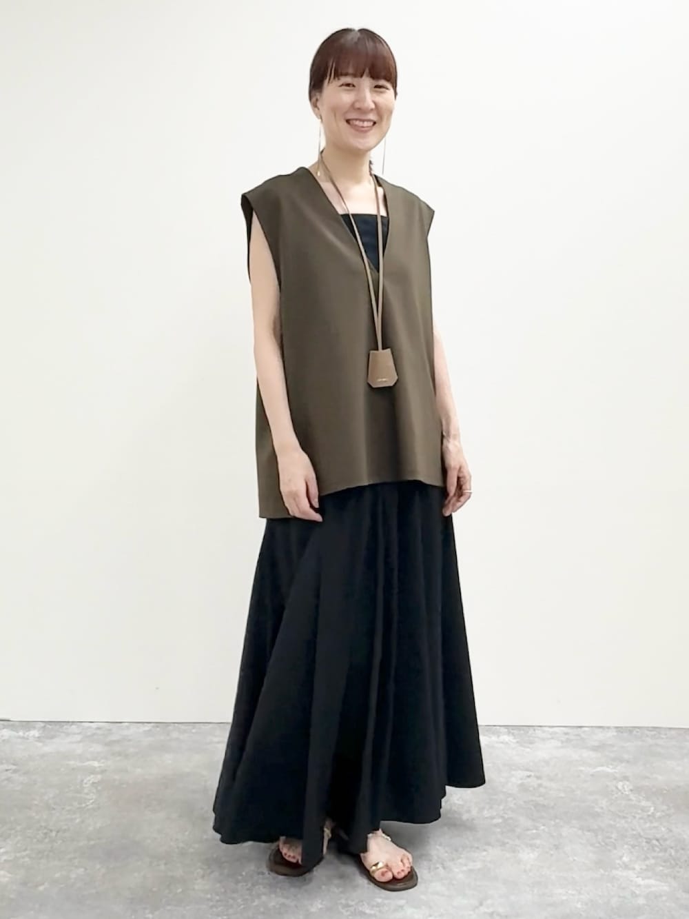 「レイヤードスタイル、雨の日コーデ、ロングスカート、夏コーデ、マーメイドスカート、大人かわいい、ベスト、40代ファッション、UVカット、楽チンコーデ、シンプル、ゆるコーデ」｜「grace grace の【grace grace/グラスグラス】【PR林☆別注アイテム】ビジューロングピアス（ピアス（両耳用）、ゴールド系）」を使った、yamaguchiさん（骨格ナチュラル・レディース・163cm）の夏コーディネートの8枚目の写真
