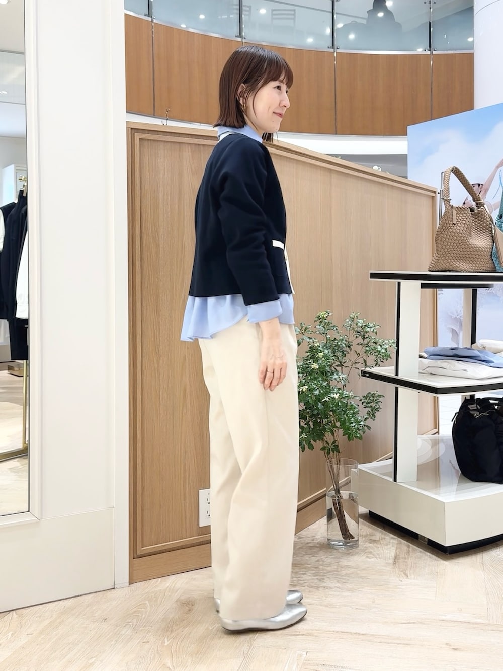 ブルー系のカーディガン/ボレロ、ホワイト系のその他パンツ、ブルー系のショルダーバッグを着用したレディースの春コーディネートの2枚目の写真