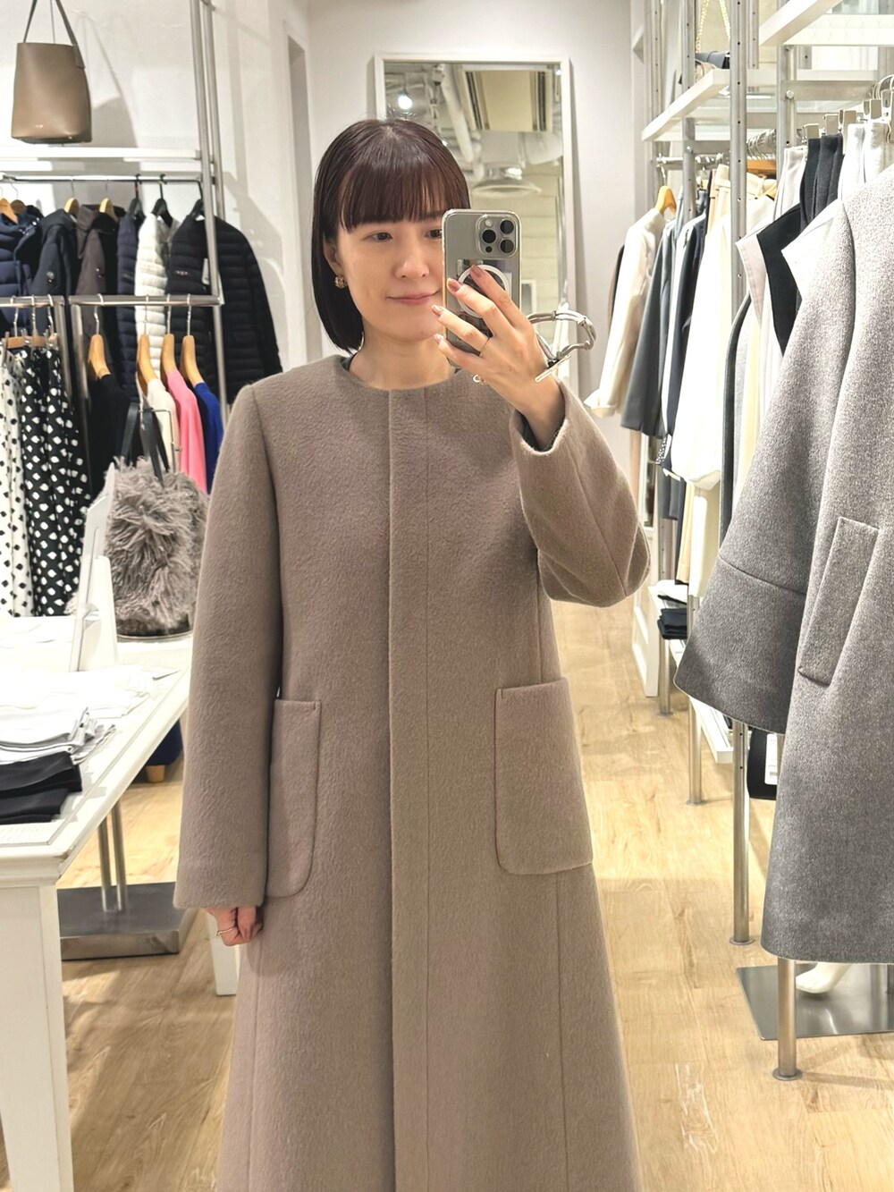 「コート、アウター、アウターコーデ、ノーカラーコート、ロングスカート、ロングコート、ブラウン、フェミニン、お出かけコーデ、秋冬コーデ、オトナカジュアル、大人女子、キレイめ」｜「Kassiopeaの【kassiopea /カシオペア】エコファートート made in Italy（ショルダーバッグ、ベージュ系）」を使った、yamaguchiさん（レディース・163cm）の秋コーディネートの4枚目の写真