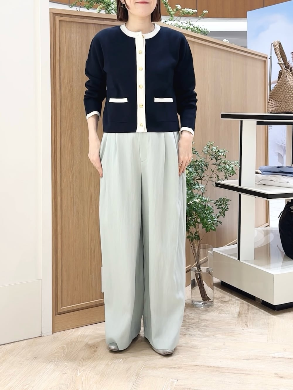 ブルー系のカーディガン/ボレロ、ホワイト系のキャミソール、グリーン系のその他パンツを着用したレディースの春コーディネートの3枚目の写真