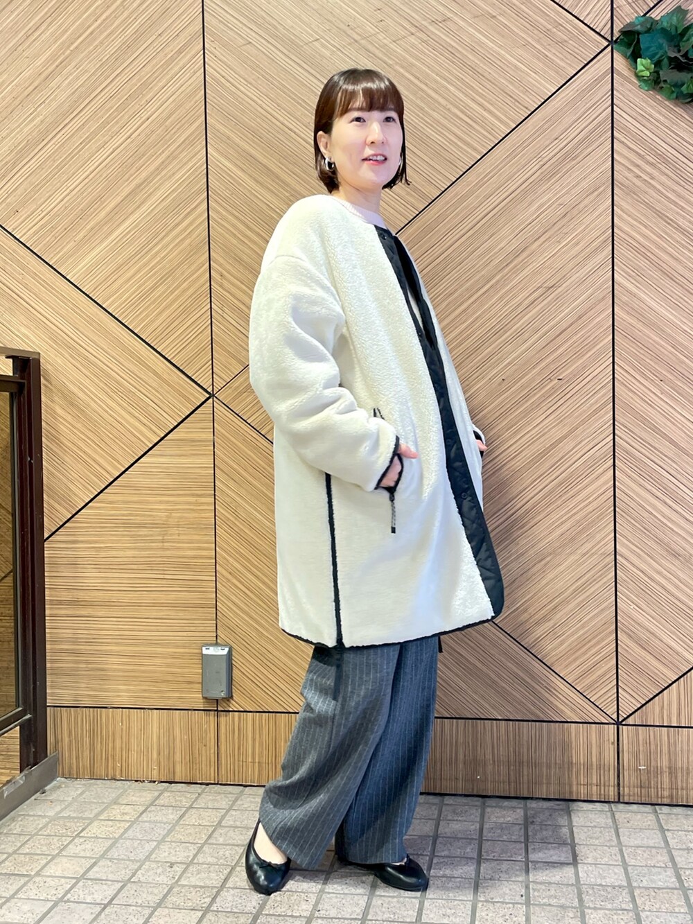 「アウター、コート、ダウンジャケット、ダウン、キルティング、リバーシブル、ボア、黒、パンツスタイル、ニット、冬コーデ、バレエシューズ」｜「TAIONの◇【WEB限定】【TAION/タイオン】ノーカラーボアコート(リバーシブル)（ダウンジャケット/コート、ホワイト系）」を使った、yamaguchiさん（レディース・163cm）の秋コーディネートの5枚目の写真