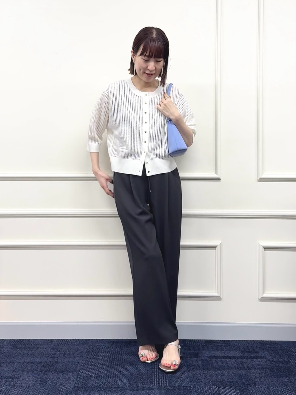 ホワイト系のカーディガン/ボレロ、パープル系のハンドバッグ、グレー系のその他パンツを着用したレディースの春コーディネートの3枚目の写真