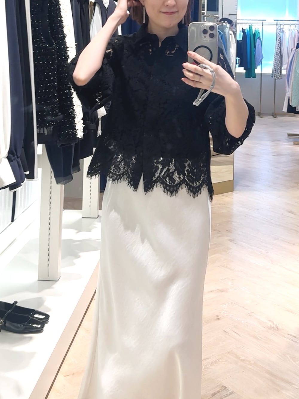 ホワイト系のスカート、ブラック系のシャツ/ブラウス、ブラック系のタンクトップを着用したレディースの春コーディネートの7枚目の写真