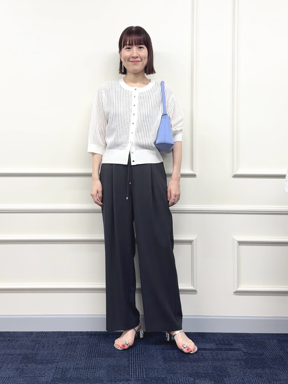 ホワイト系のカーディガン/ボレロ、パープル系のハンドバッグ、グレー系のその他パンツを着用したレディースの春コーディネートの2枚目の写真