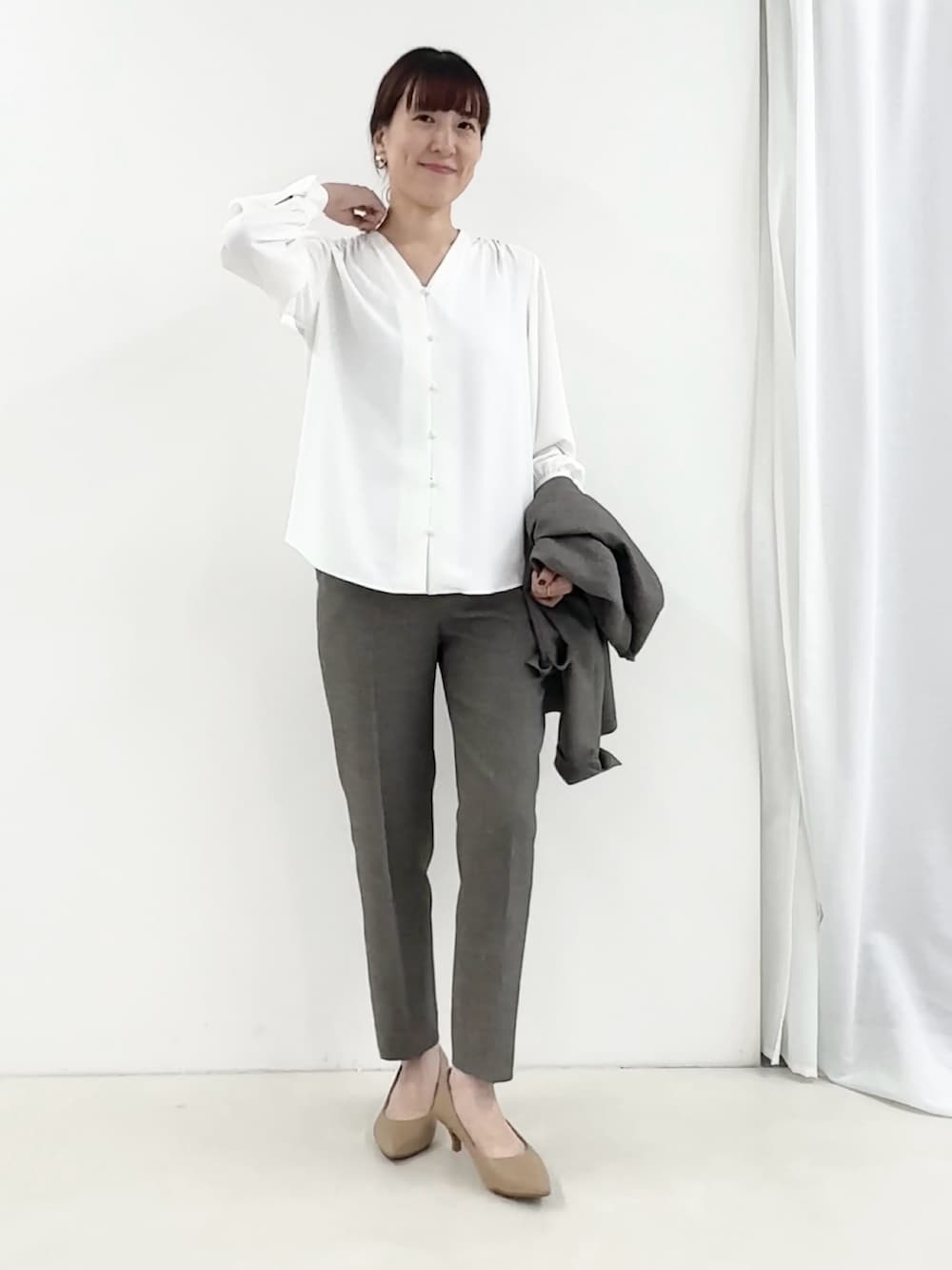 ベージュ系のノーカラージャケット、ホワイト系のシャツ/ブラウス、ベージュ系のその他パンツを着用したレディースの秋コーディネートの2枚目の写真