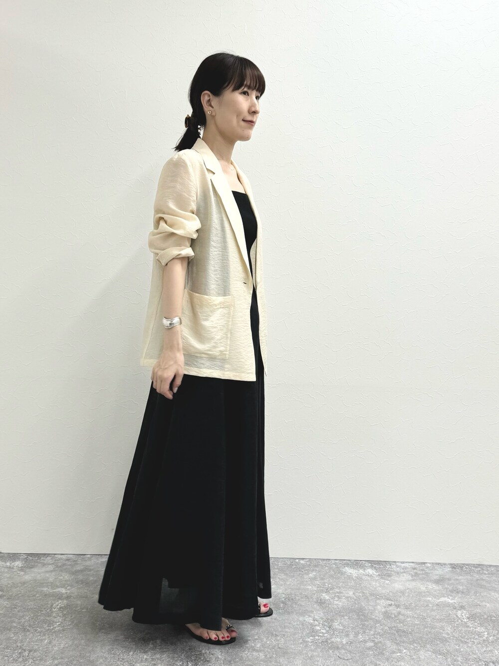 「ジャケット、ジャケットスタイル、シアーシャツ、シアー、モノトーン、きれいめカジュアル、シアートップス、シャツジャケット、大人可愛い、ヘアアレンジ、ヘアアクセ、ヘアクリップ、淡色コーデ」｜「FABIO RUSCONIの【FABIO RUSCONI/ファビオルスコーニ】PVCビジューサンダル（サンダル、ブラック系）」を使った、yamaguchiさん（レディース・163cm）の夏コーディネートの6枚目の写真