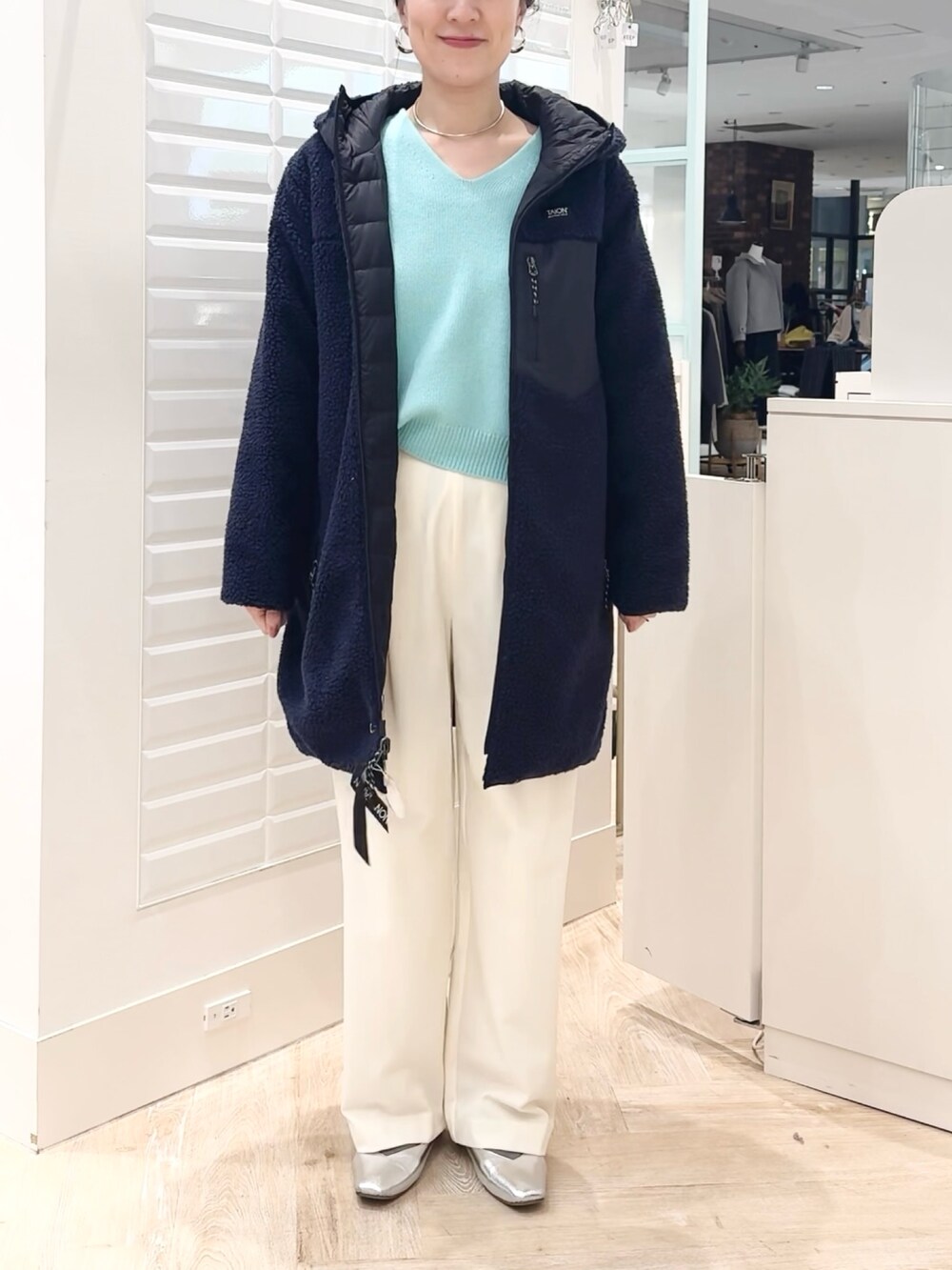 「冬コーデ、クリスマスに着たい服、初詣、ダウンジャケット、ダウン、冬アウター、コート、キルティング、リバーシブル、テーマパークコーデ、あったかコーデ、ボア、休日スタイル」｜「NOLLEY’Sのロゴ刺繍入りVネックプルオーバーニット（ニット/セーター、グリーン系）」を使った、yamaguchiさん（レディース・163cm）の冬コーディネートの2枚目の写真