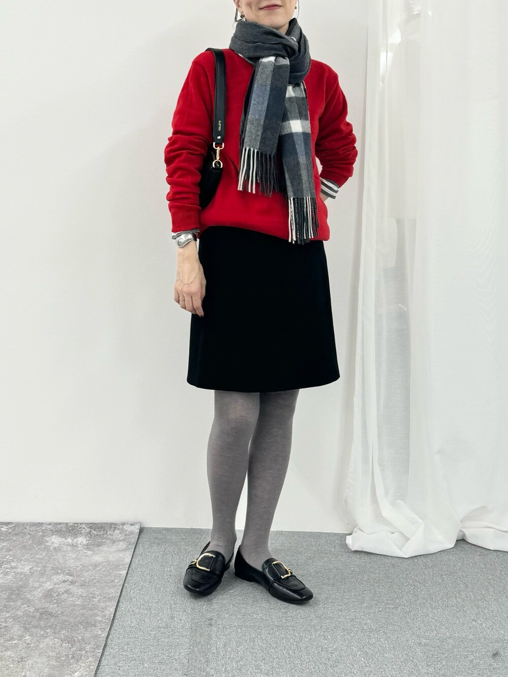 「赤ニット、クリスマスコーデ、チェック、チェックマフラー、ミニスカート、ショート丈、カラーコーデ、おでかけコーデ、クリスマスに着たい服、大人ガーリー、休日スタイル」｜「NOLLEY’Sの淡水バロックパール＆カラーストーンネックレス（ネックレス、レッド系）」を使った、yamaguchiさん（レディース・163cm）の冬コーディネートの9枚目の写真