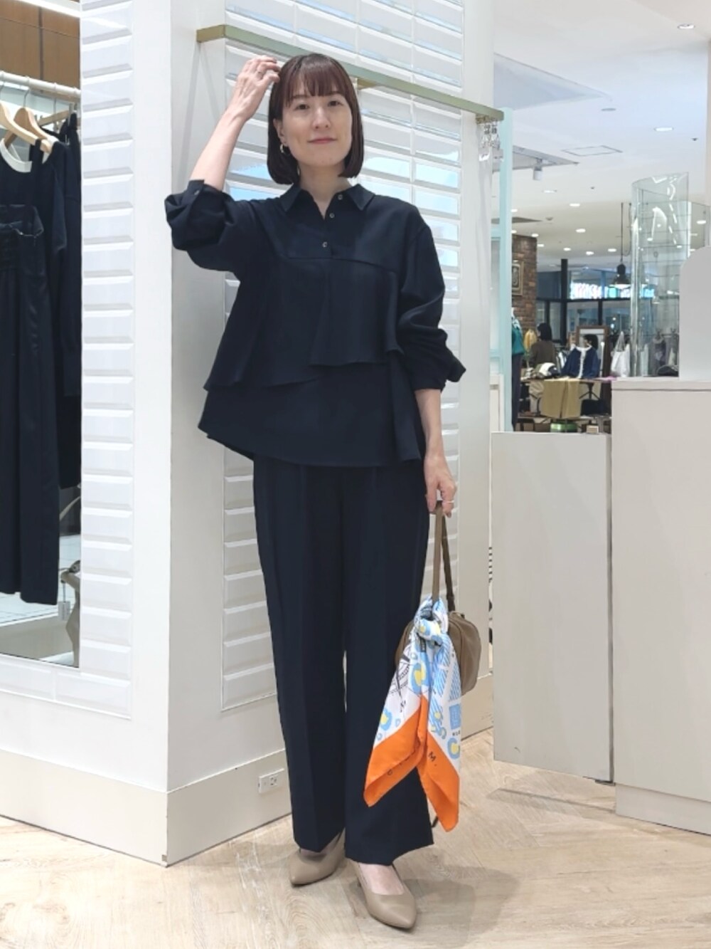 ブルー系のその他パンツ、ブラウン系のショルダーバッグ、ブルー系のシャツ/ブラウスを着用したレディースの秋コーディネートの10枚目の写真