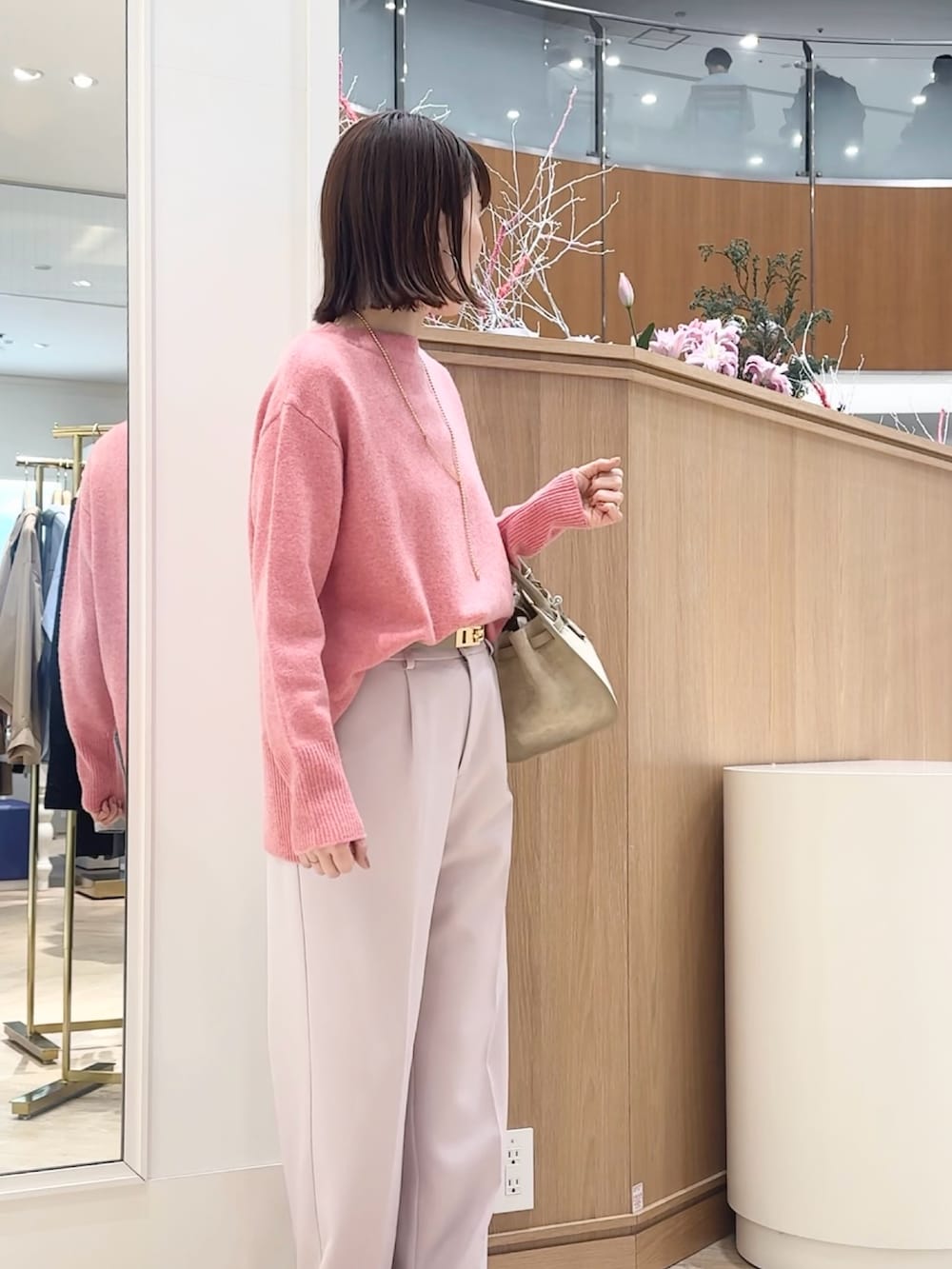 ピンク系のニット/セーター、ピンク系のその他パンツ、ベージュ系のトートバッグを着用したレディースの冬コーディネートの4枚目の写真