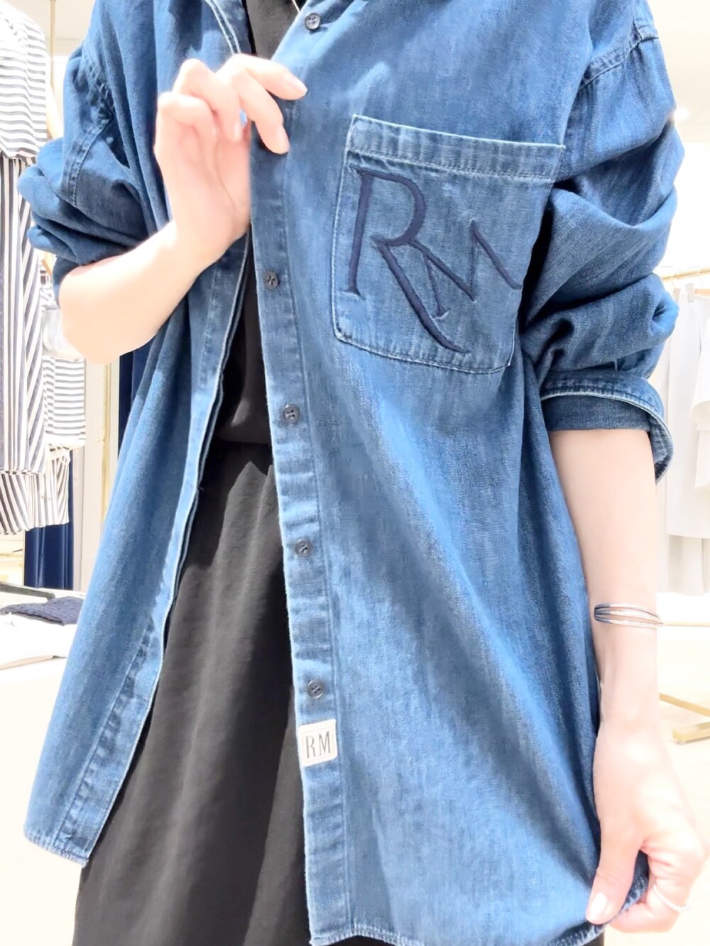 「デニムジャケット、デニムコーデ、デニム、デニムシャツ、シャツスタイル、シャツ、シャツコーデ、ブラックコーデ」｜「NOLLEY’Sの【松葉☆別注アイテム】《セットアップ対応》エアリージョーゼットイージータイトスカート（スカート、ブラック系）」を使った、yamaguchiさん（骨格ナチュラル・レディース・163cm）の夏コーディネートの3枚目の写真