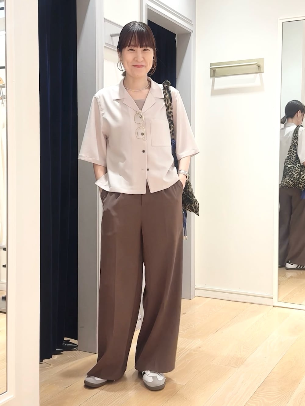 ブラウン系のその他パンツ、ベージュ系のシャツ/ブラウス、その他のエコバッグ/サブバッグを着用したレディースの夏コーディネートの9枚目の写真