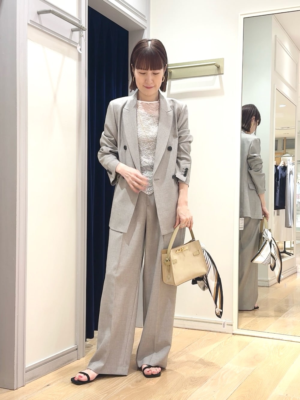 ベージュ系のトートバッグ、ベージュ系のその他パンツ、ベージュ系のテーラードジャケットを着用したレディースの春コーディネートの2枚目の写真