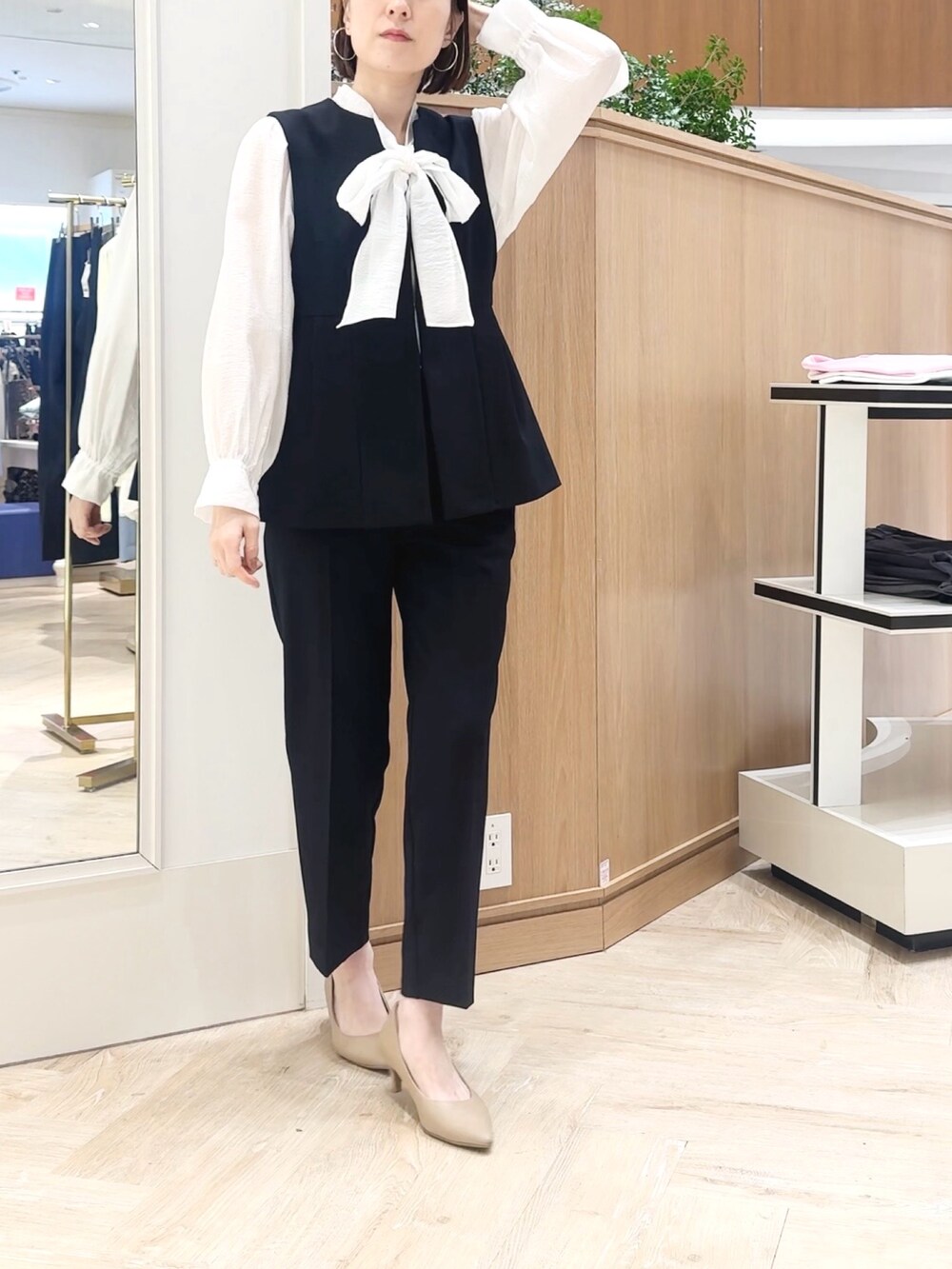 ブルー系のその他パンツ、ブルー系のベスト、ホワイト系のシャツ/ブラウスを着用したレディースの冬コーディネートの5枚目の写真