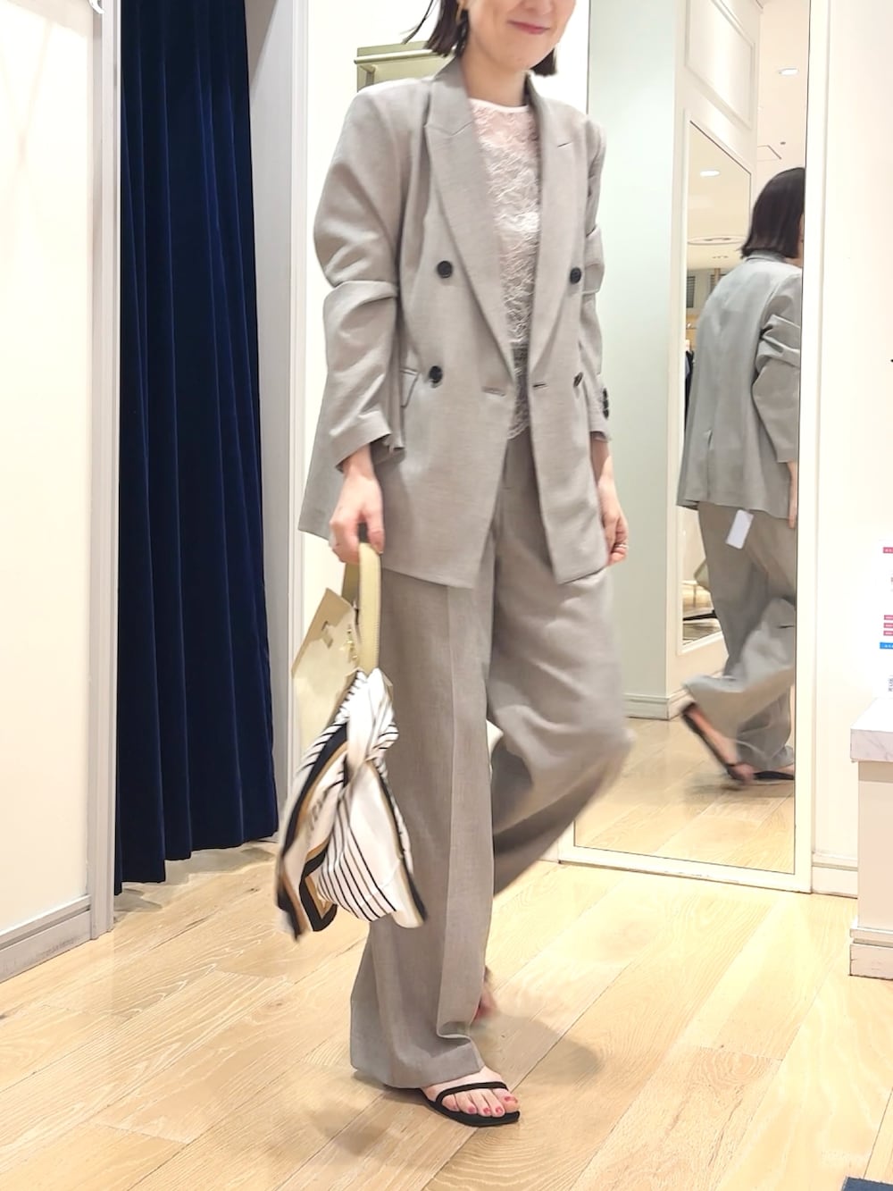 ベージュ系のトートバッグ、ベージュ系のその他パンツ、ベージュ系のテーラードジャケットを着用したレディースの春コーディネートの8枚目の写真