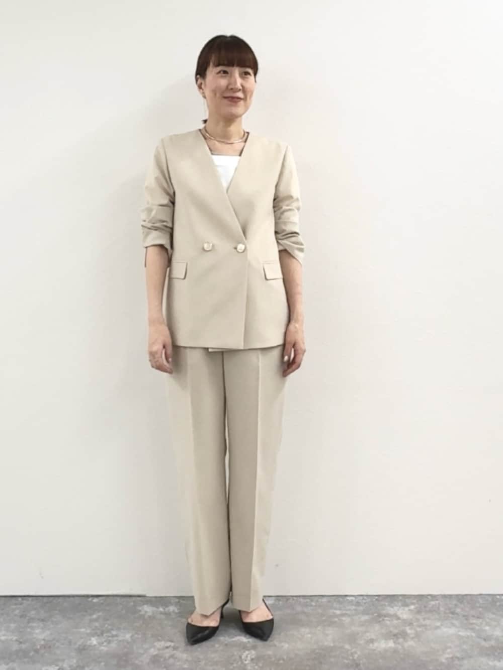 「ワイドパンツ、淡色コーデ、シンプルコーデ、大人ファッション、パンツスタイル、スーツスタイル、パンツスーツ、パンツコーデ、ジャケット、ジャケットスタイル、ノーカラー、ノーカラージャケット、セットアップスタイル、セットアップ」｜「NOLLEY’Sの【grace grace/グラスグラス】コイルチョーカー（チョーカー、シルバー系）」を使った、yamaguchiさん（レディース・163cm）の春コーディネートの3枚目の写真