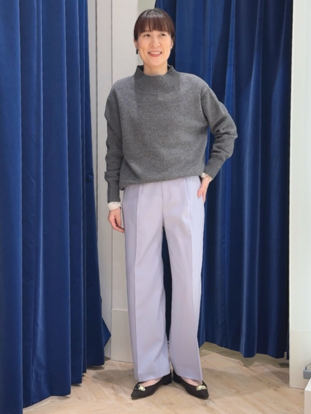 グレー系のニット/セーター、パープル系のその他パンツ、ホワイト系のTシャツ/カットソーを着用したレディースの冬コーディネートの8枚目の写真