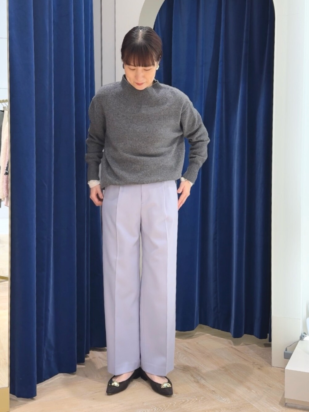 グレー系のニット/セーター、パープル系のその他パンツ、ホワイト系のTシャツ/カットソーを着用したレディースの冬コーディネートの4枚目の写真