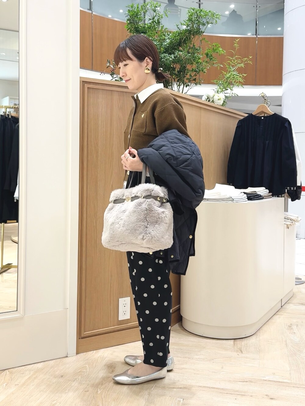 ブラック系のその他パンツ、ホワイト系のシャツ/ブラウス、ベージュ系のトートバッグを着用したレディースの秋コーディネートの8枚目の写真