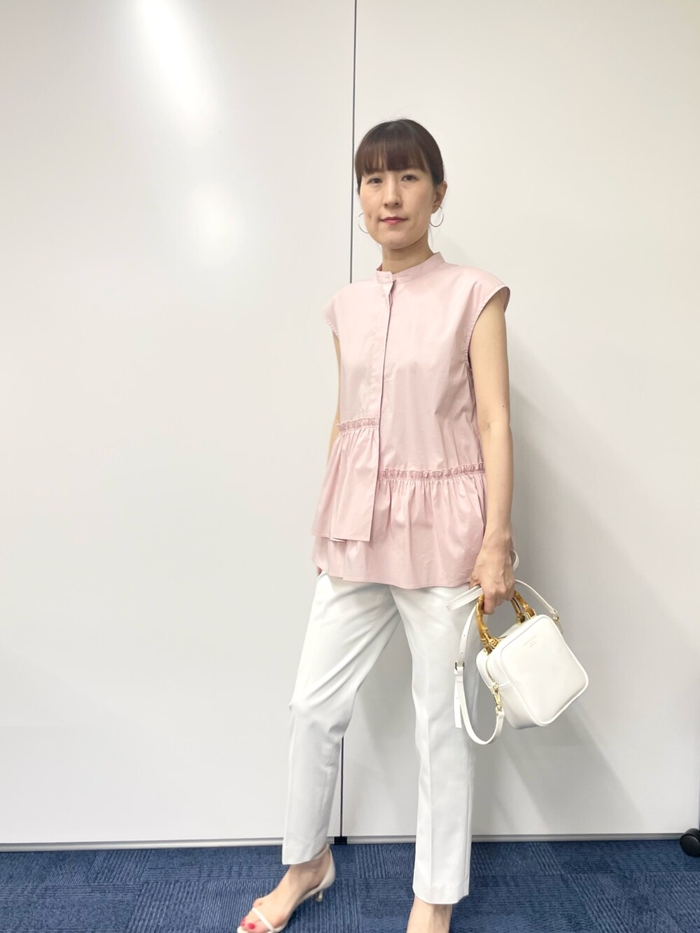 ホワイト系のサンダル、ピンク系のシャツ/ブラウス、ホワイト系のその他パンツを着用したレディースの春コーディネートの5枚目の写真