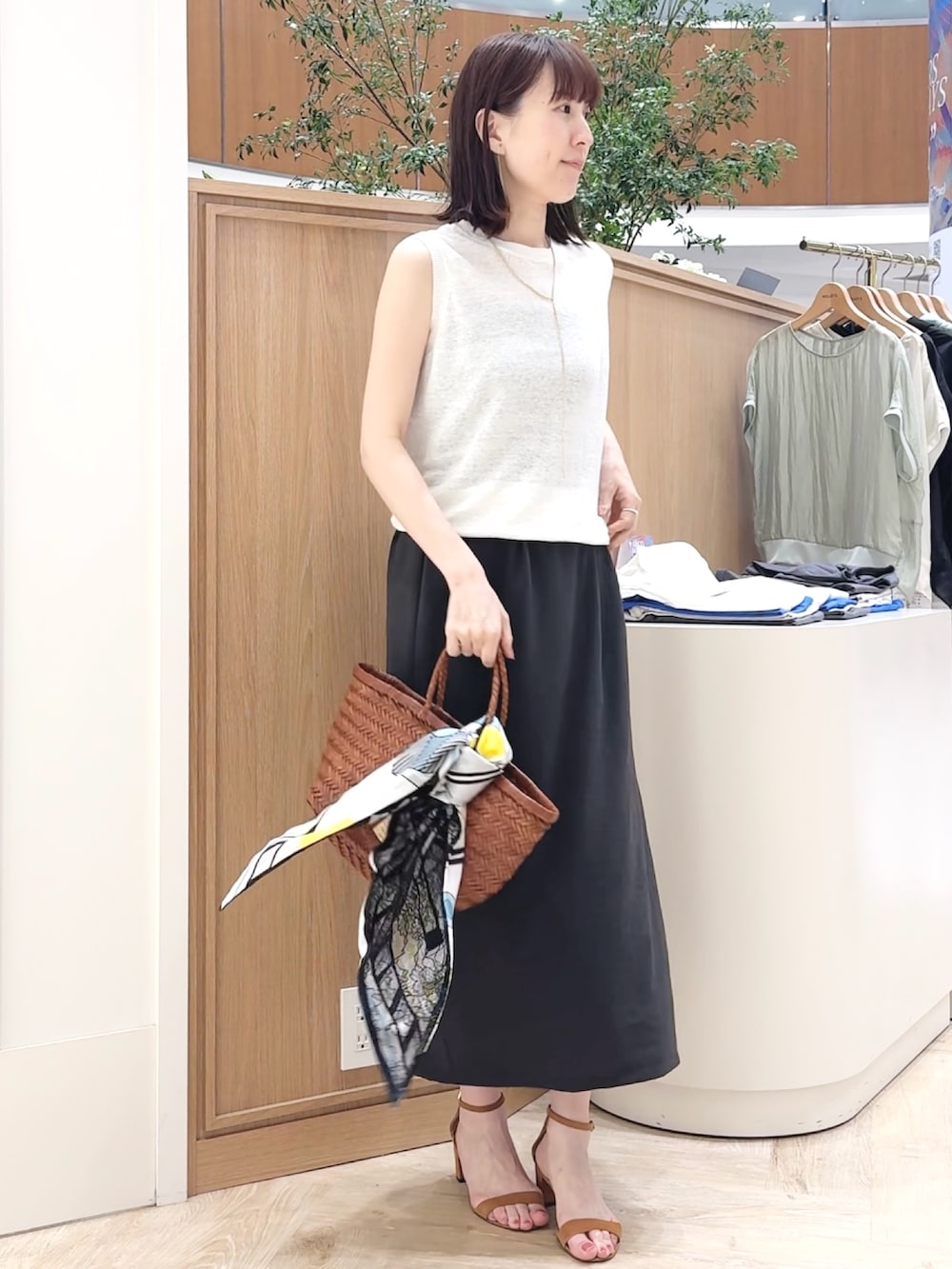 「アンサンブル、ニット、ボレロ、カーディガン、カーディガンコーデ、夏コーデ、淡色コーデ、ロングスカート、きれいめカジュアル、タイトスカート、オフィスカジュアル、オフィススタイル、オフィスコーデ、夏服」｜「NOLLEY’Sの【松葉☆別注アイテム】《セットアップ対応》エアリージョーゼットイージータイトスカート（スカート、グレー系）」を使った、yamaguchiさん（骨格ナチュラル・レディース・163cm）の夏コーディネートの3枚目の写真