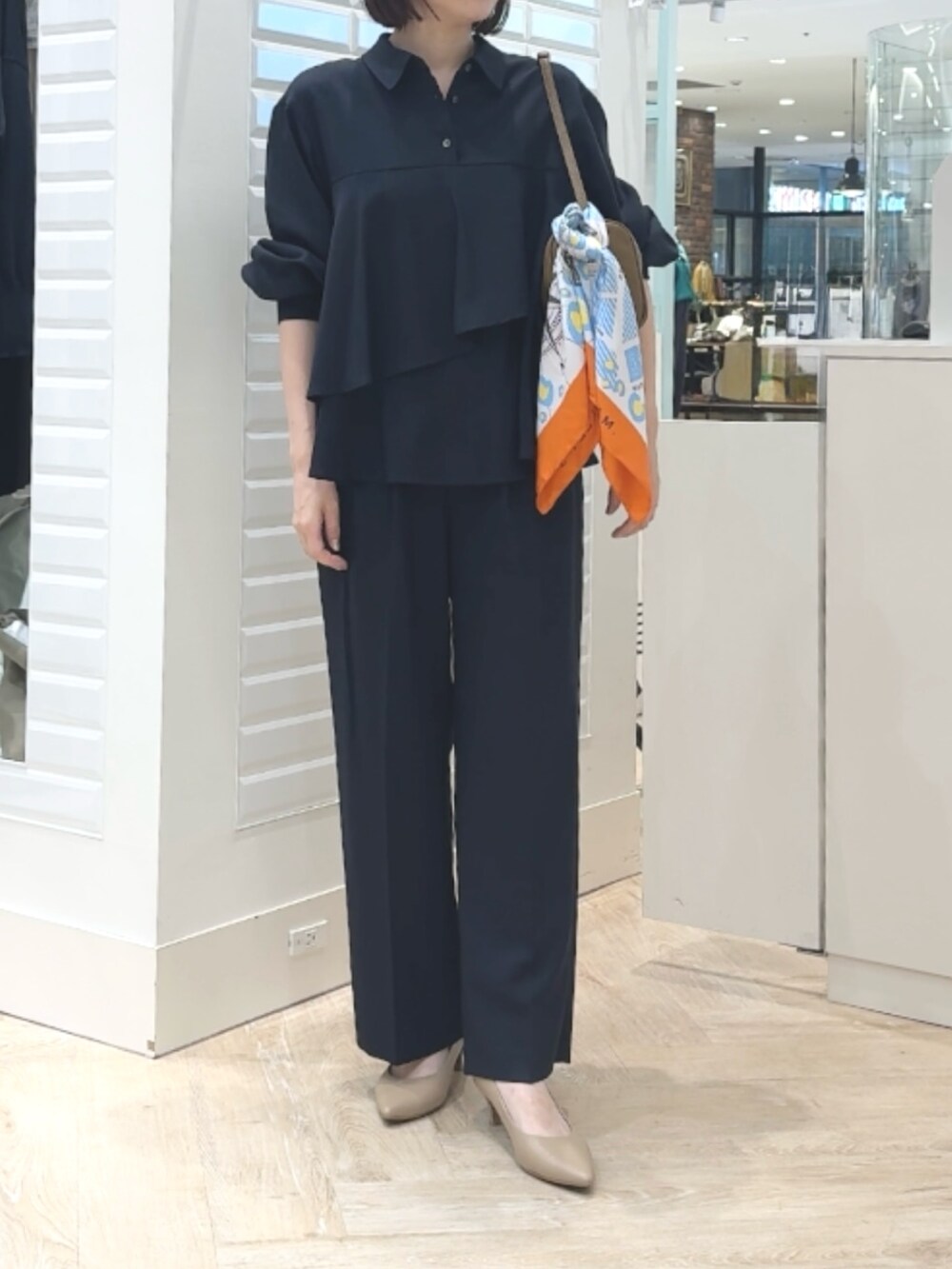 ブルー系のその他パンツ、ブラウン系のショルダーバッグ、ブルー系のシャツ/ブラウスを着用したレディースの秋コーディネートの9枚目の写真