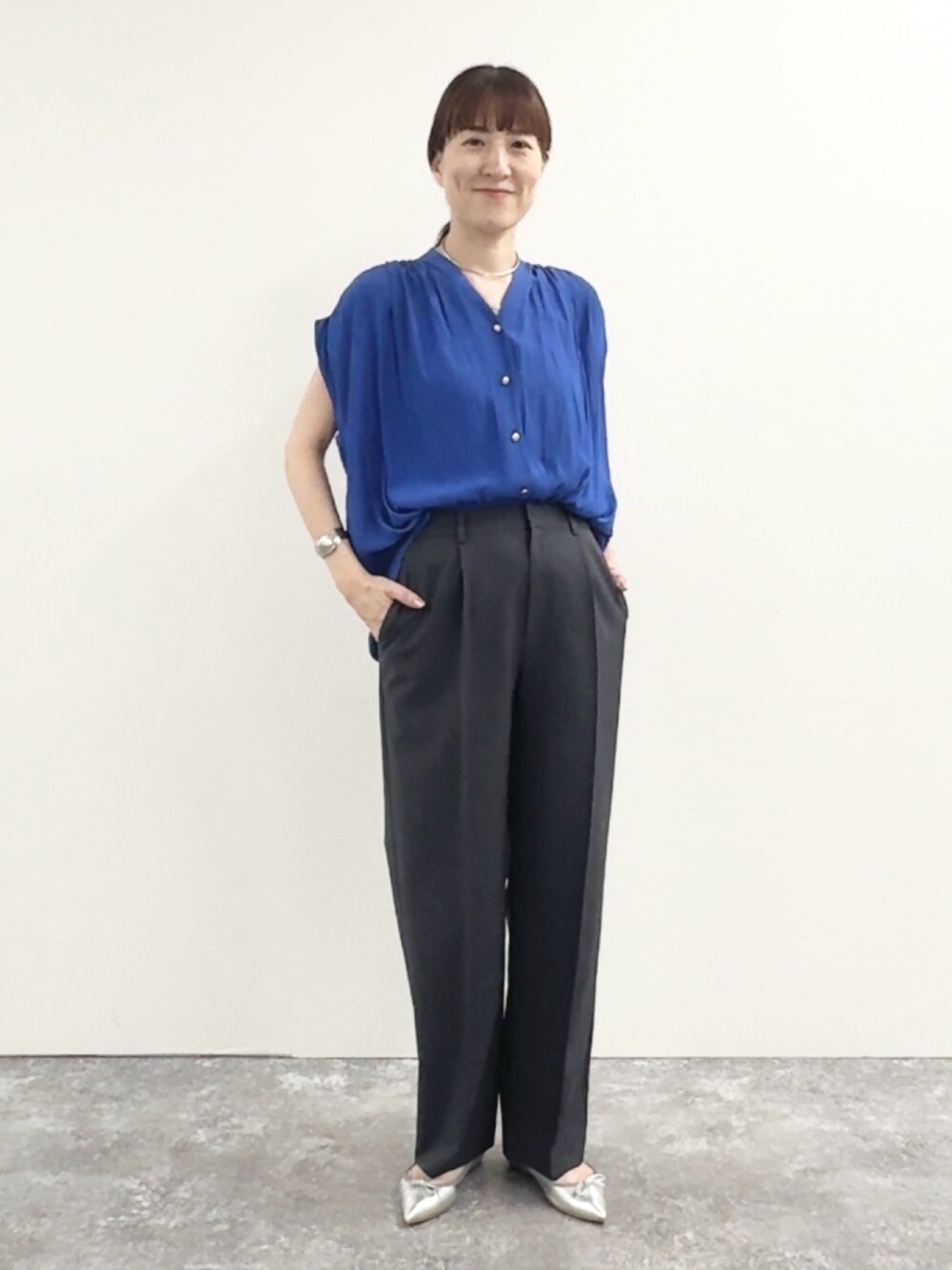 「オフィスカジュアル、オフィススタイル、オフィスコーデ、通勤コーデ、通勤スタイル、ワイドパンツ、パンツスタイル、パンツコーデ、夏コーデ、ブラウスコーデ、大人コーデ、シンプルスタイル、きれいめカジュアル」｜「NOLLEY’Sの【PR林☆別注カラーあり】ウォッシャブルツイルストレッチ愛されワイドパンツ（その他パンツ、グレー系）」を使った、yamaguchiさん（骨格ナチュラル・レディース・163cm）の夏コーディネートの3枚目の写真