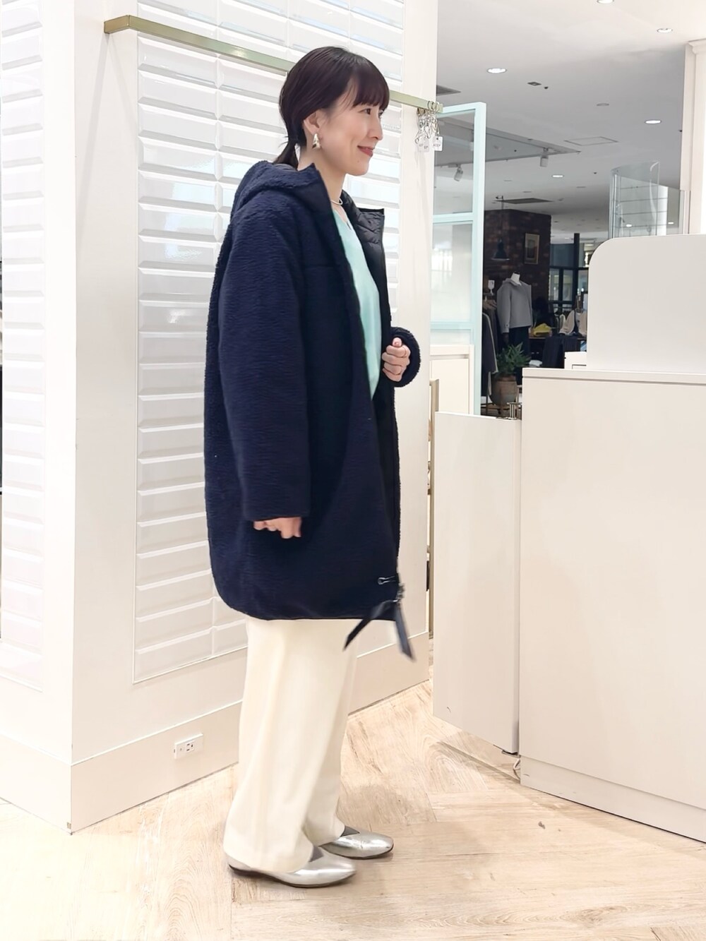 「冬コーデ、クリスマスに着たい服、初詣、ダウンジャケット、ダウン、冬アウター、コート、キルティング、リバーシブル、テーマパークコーデ、あったかコーデ、ボア、休日スタイル」｜「NOLLEY’Sのロゴ刺繍入りVネックプルオーバーニット（ニット/セーター、グリーン系）」を使った、yamaguchiさん（レディース・163cm）の冬コーディネートの3枚目の写真