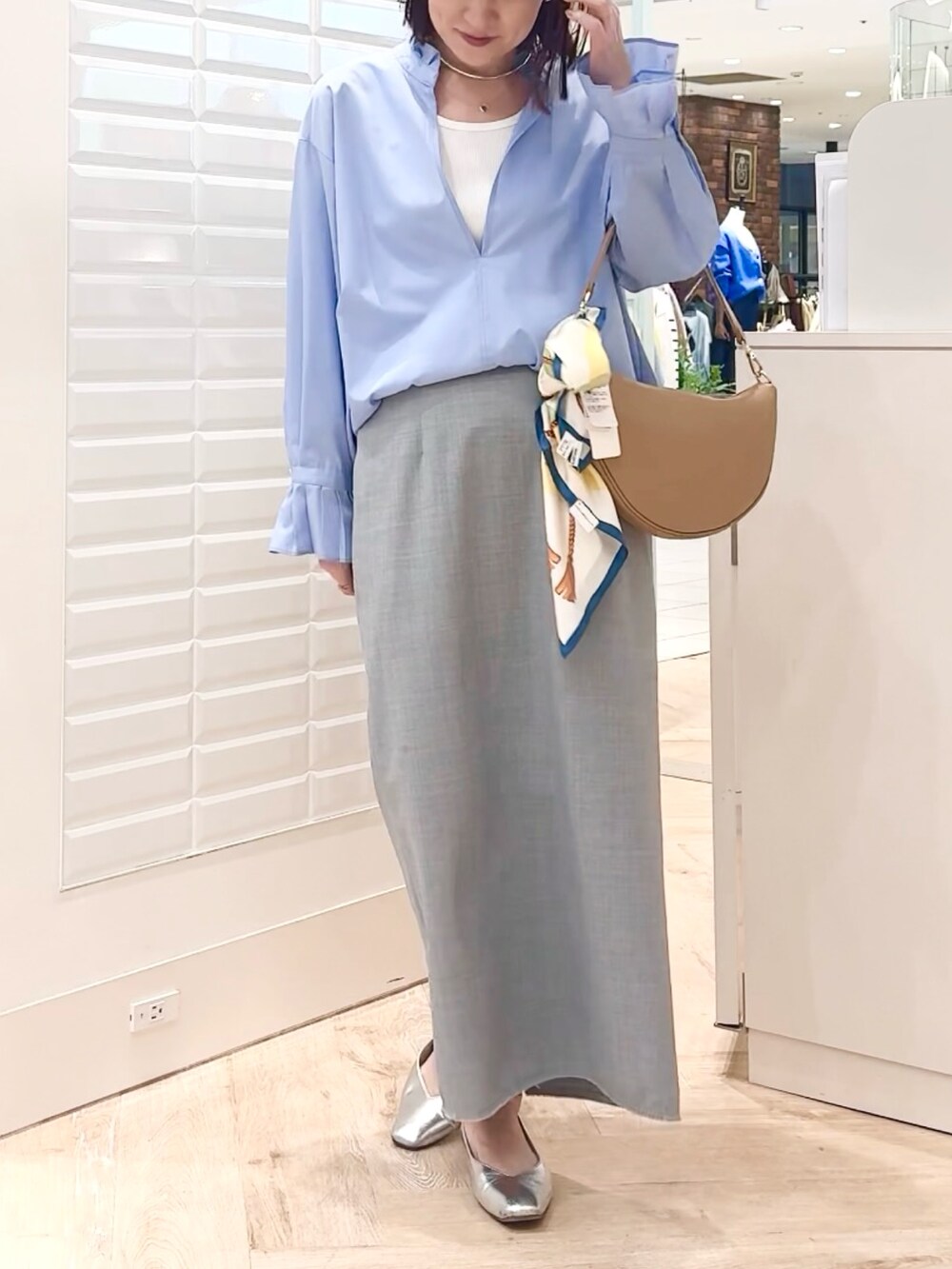 「スカートスタイル、スカート、スカートコーデ、グレー、タイトスカート、シャツ、シャツスタイル、スキッパーシャツ、プリーツ、フリル、フリルトップス、フリルブラウス、春コーデ、オトナカジュアル、40代ファッション」|「NOLLEY’Sの《オールシーズン対応》ウォッシャブルHandsomeフリンジタイトスカート(スカート、グレー系)」を使った、yamaguchiさん(レディース・163cm)の春コーディネートの5枚目の写真