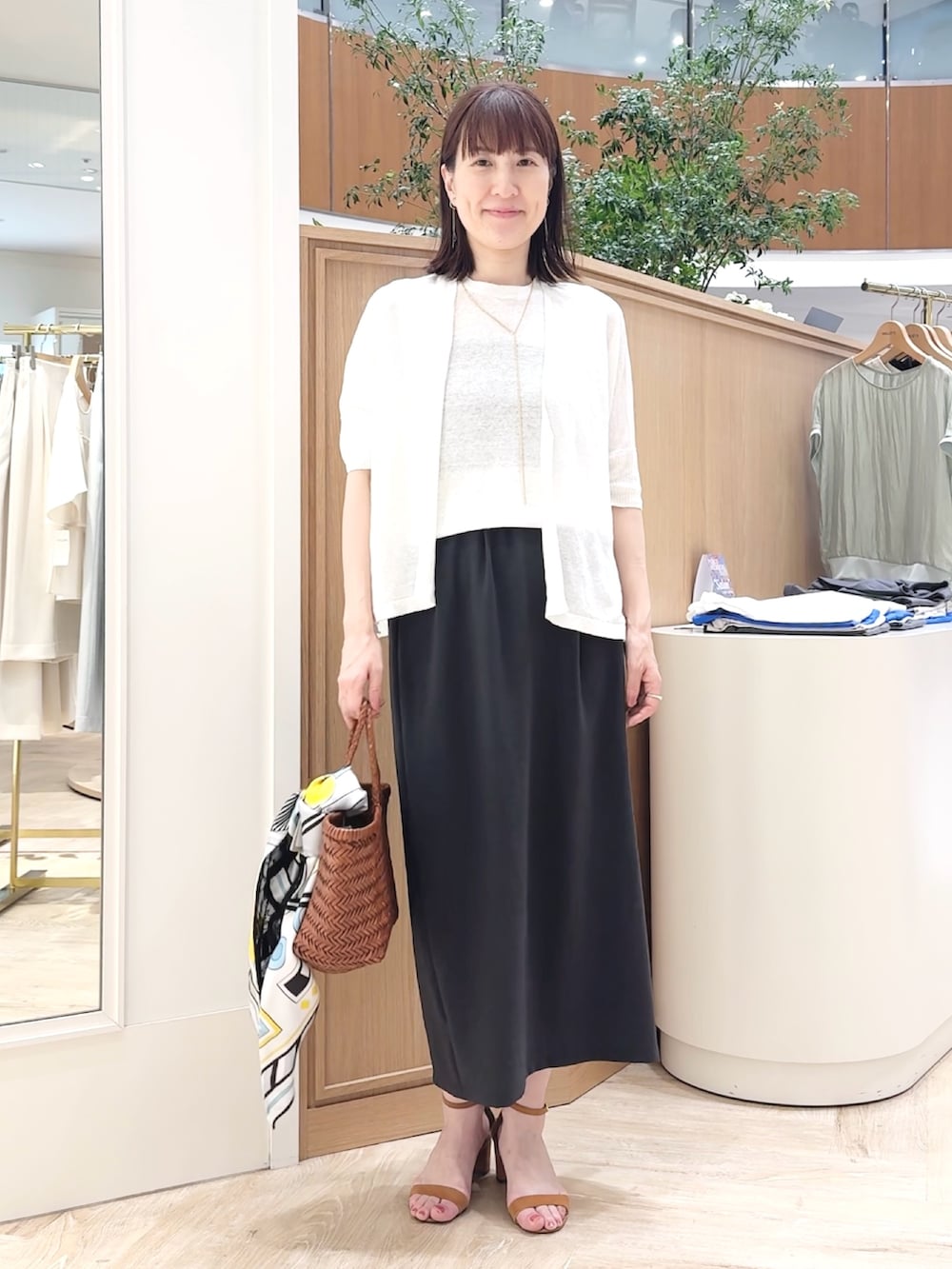 「アンサンブル、ニット、ボレロ、カーディガン、カーディガンコーデ、夏コーデ、淡色コーデ、ロングスカート、きれいめカジュアル、タイトスカート、オフィスカジュアル、オフィススタイル、オフィスコーデ、夏服」｜「NOLLEY’Sの【松葉☆別注アイテム】《セットアップ対応》エアリージョーゼットイージータイトスカート（スカート、グレー系）」を使った、yamaguchiさん（骨格ナチュラル・レディース・163cm）の夏コーディネートの2枚目の写真